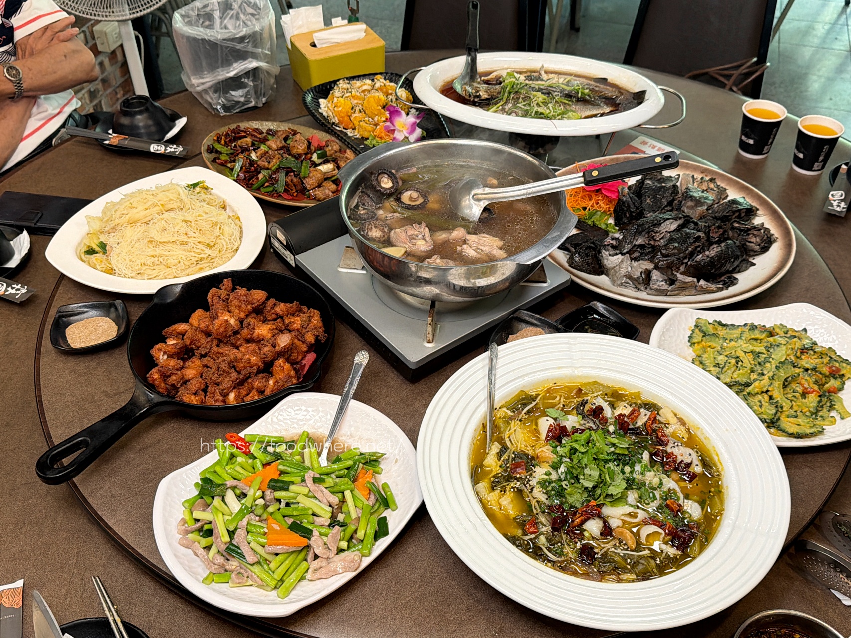 （有放菜單）高雄大社美食《霖園土雞城》觀音山下的人氣土雞城！烏骨鹽焗雞、豆乳雞、拔絲地瓜超驚豔 @高雄美食底對