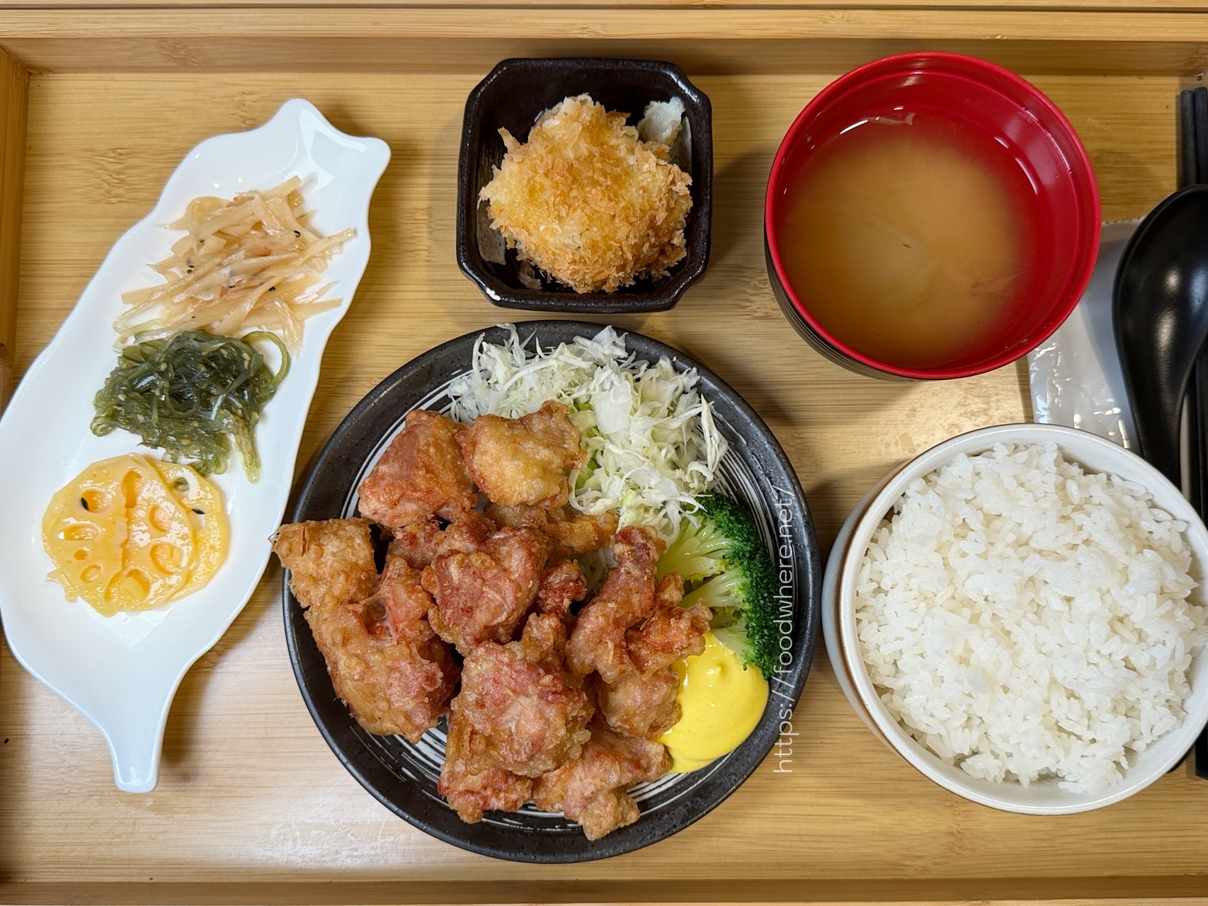 【高雄楠梓】四目食堂｜唐揚雞太犯規！220元定食還附雙甜點的高CP值日式小食堂 @高雄美食底對