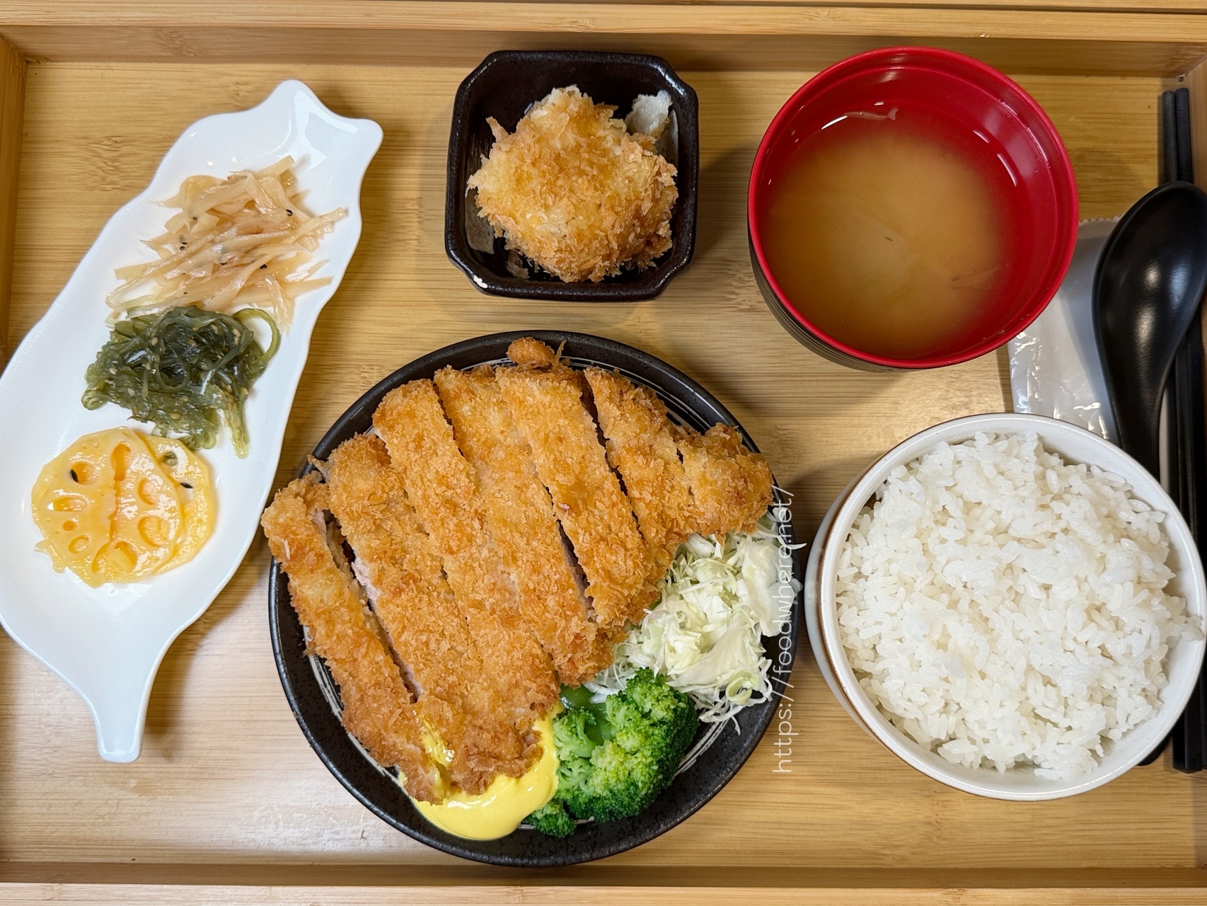 【高雄楠梓】四目食堂｜唐揚雞太犯規！220元定食還附雙甜點的高CP值日式小食堂 @高雄美食底對