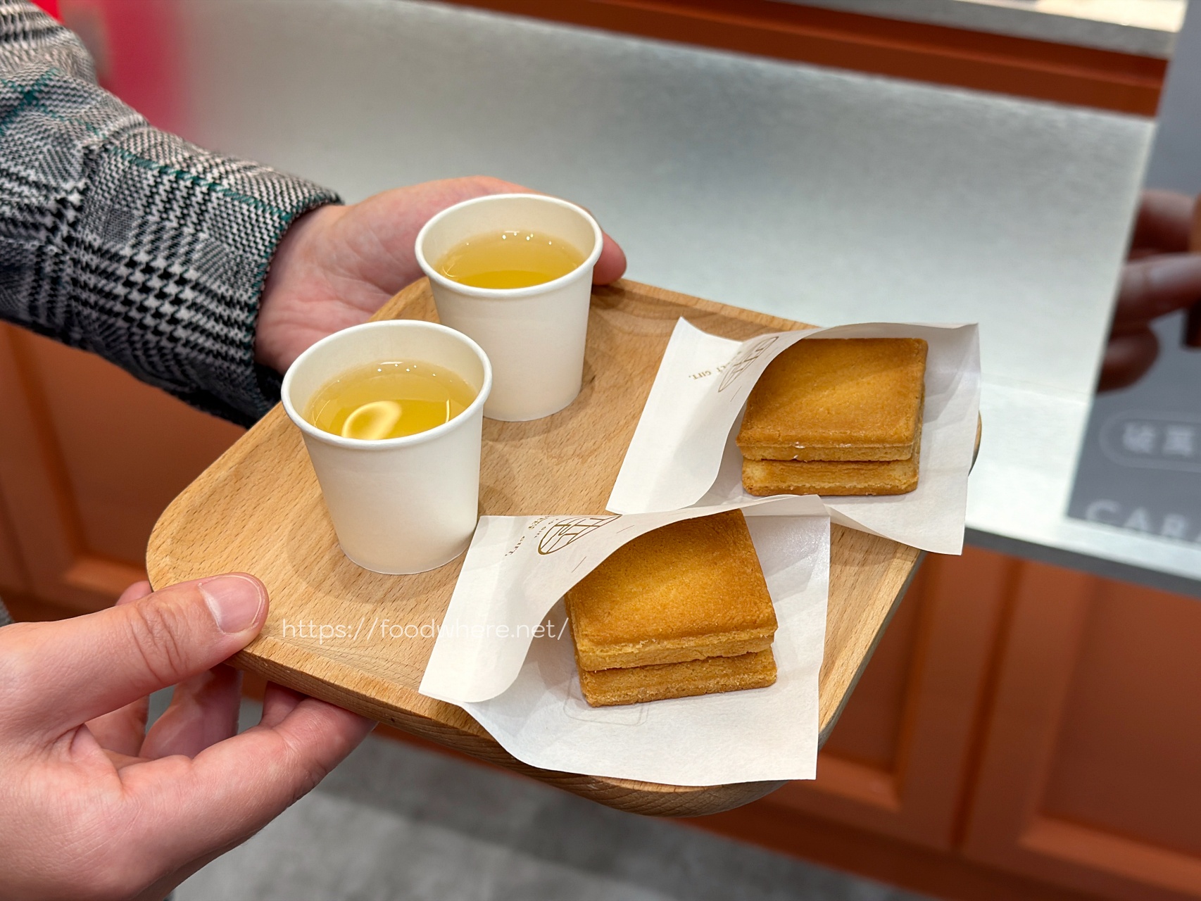 高雄伴手禮盒推薦《簡單李體驗店》人氣奶油夾心餅 × 現烤試吃真的超大方！馬年限定禮盒開箱｜ @高雄美食底對