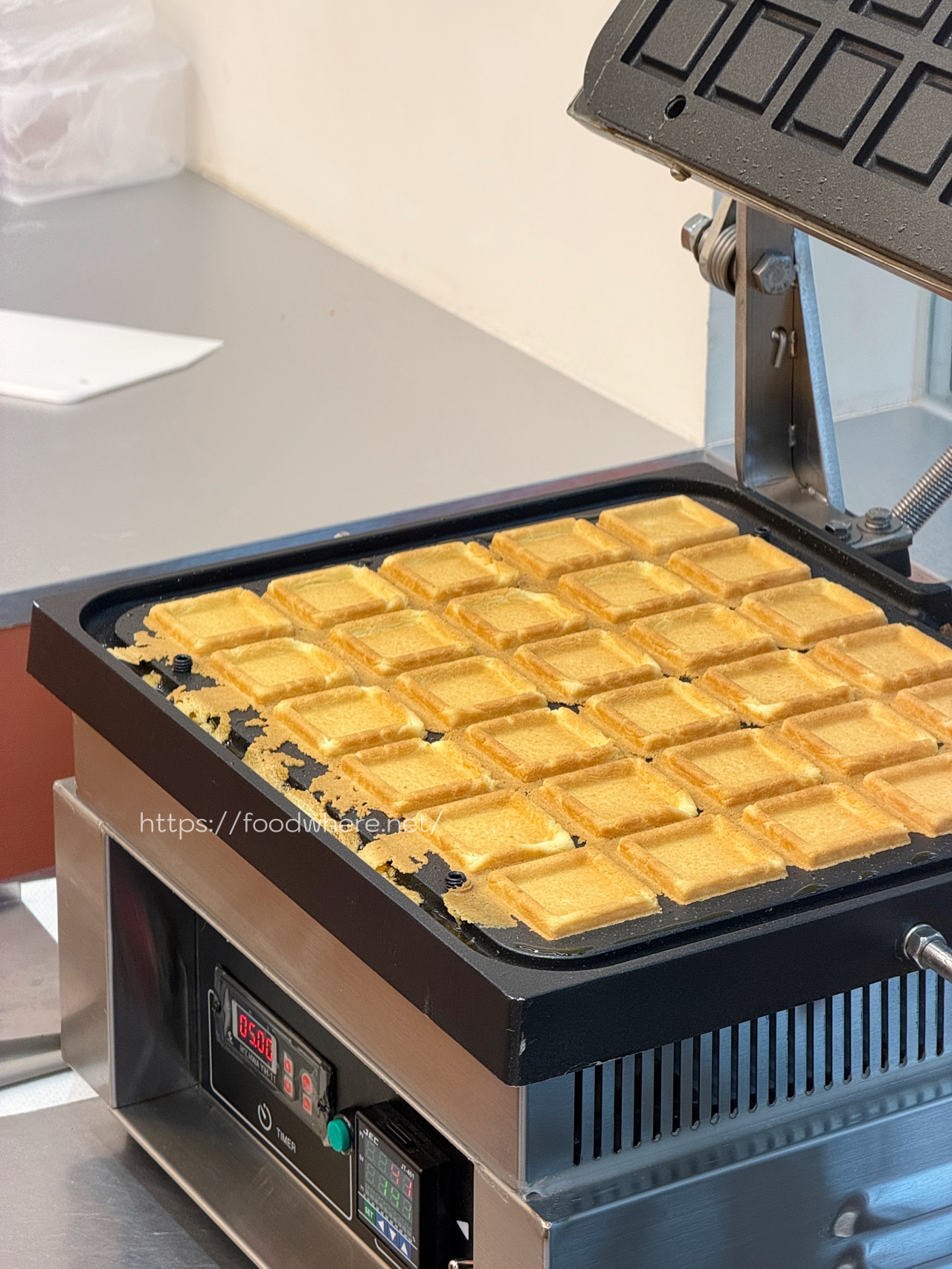 高雄伴手禮盒推薦《簡單李體驗店》人氣奶油夾心餅 × 現烤試吃真的超大方！馬年限定禮盒開箱｜ @高雄美食底對