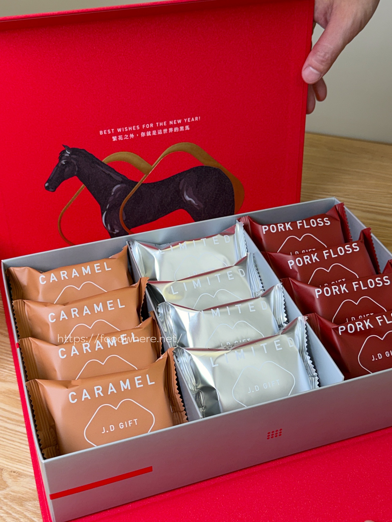 高雄伴手禮盒推薦《簡單李體驗店》人氣奶油夾心餅 × 現烤試吃真的超大方！馬年限定禮盒開箱｜ @高雄美食底對