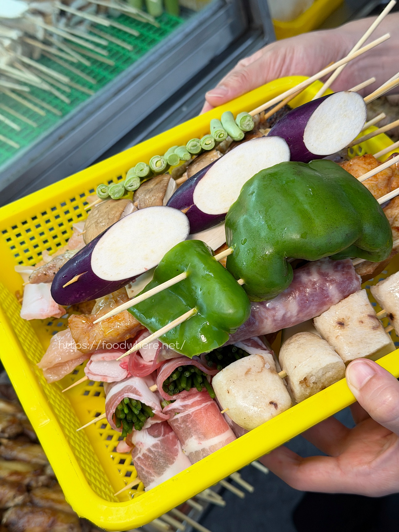 下班後的救贖！楠梓超佛心《串串欣碳烤》排隊也甘願，溫體雞肉串、甜鹹烤粉香到流口水！ @高雄美食底對