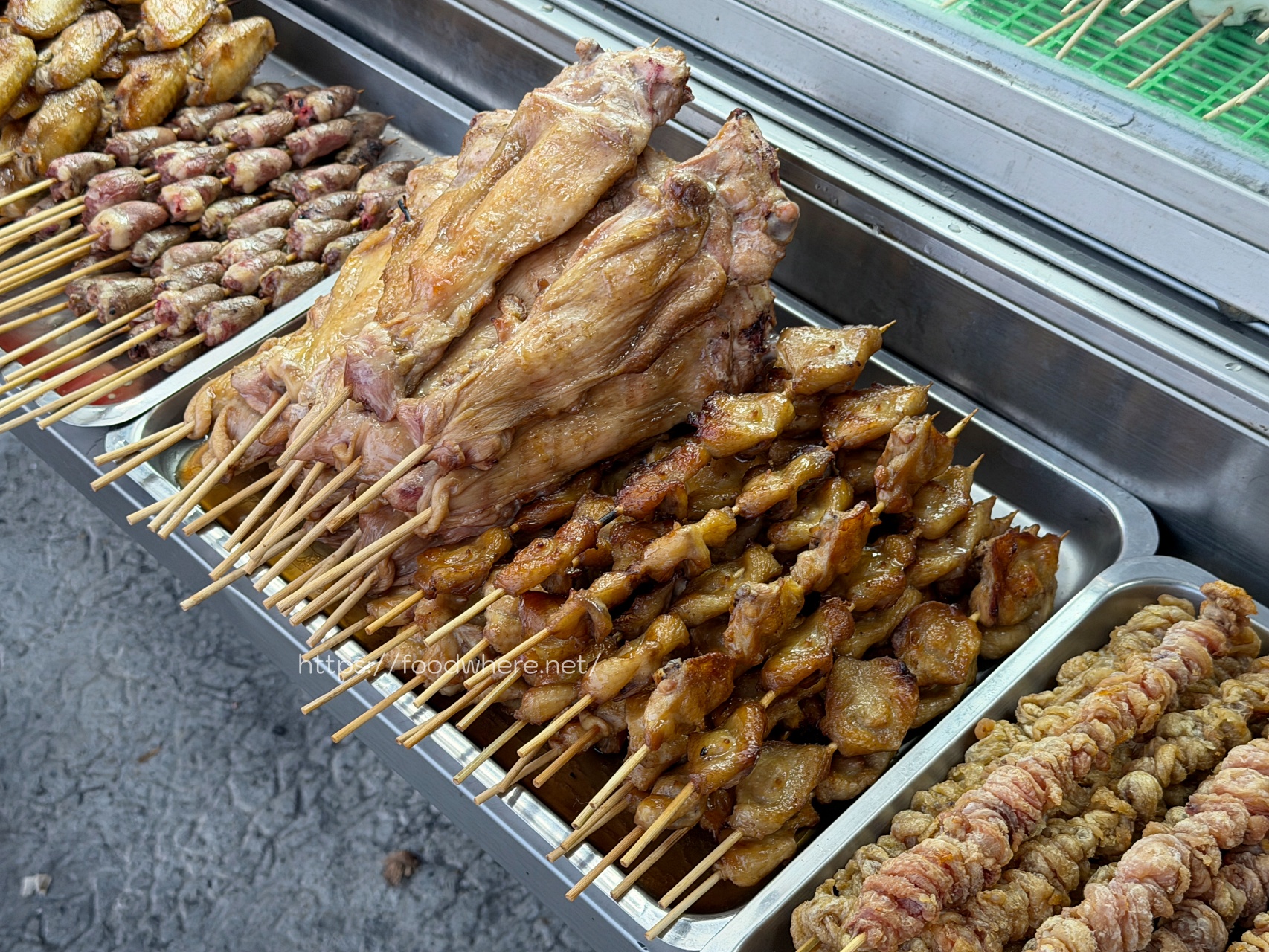 下班後的救贖！楠梓超佛心《串串欣碳烤》排隊也甘願，溫體雞肉串、甜鹹烤粉香到流口水！ @高雄美食底對