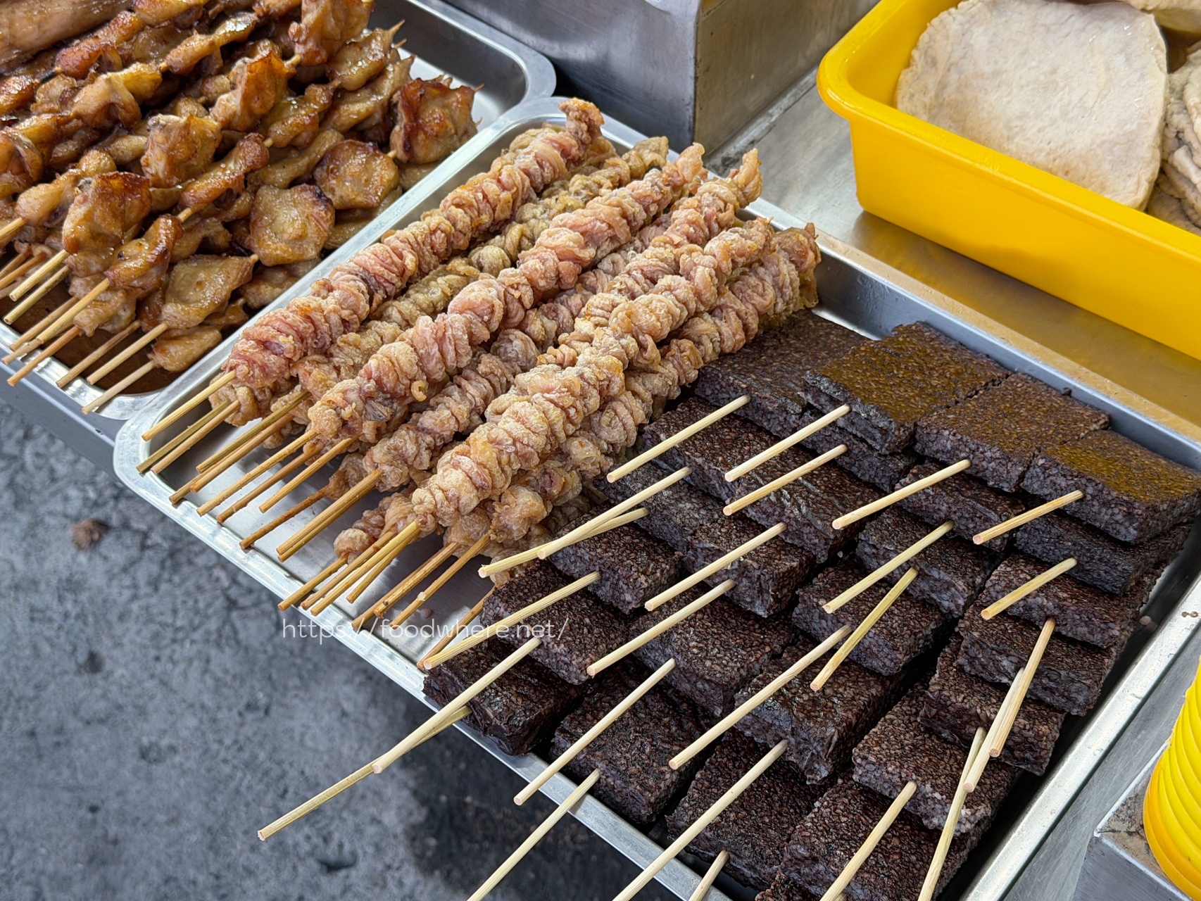 下班後的救贖！楠梓超佛心《串串欣碳烤》排隊也甘願，溫體雞肉串、甜鹹烤粉香到流口水！ @高雄美食底對