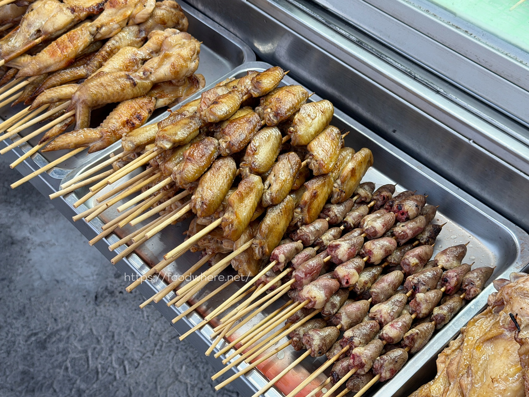 下班後的救贖！楠梓超佛心《串串欣碳烤》排隊也甘願，溫體雞肉串、甜鹹烤粉香到流口水！ @高雄美食底對