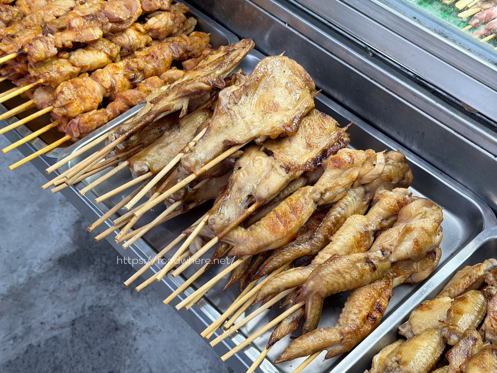 下班後的救贖！楠梓超佛心《串串欣碳烤》排隊也甘願，溫體雞肉串、甜鹹烤粉香到流口水！ @高雄美食底對