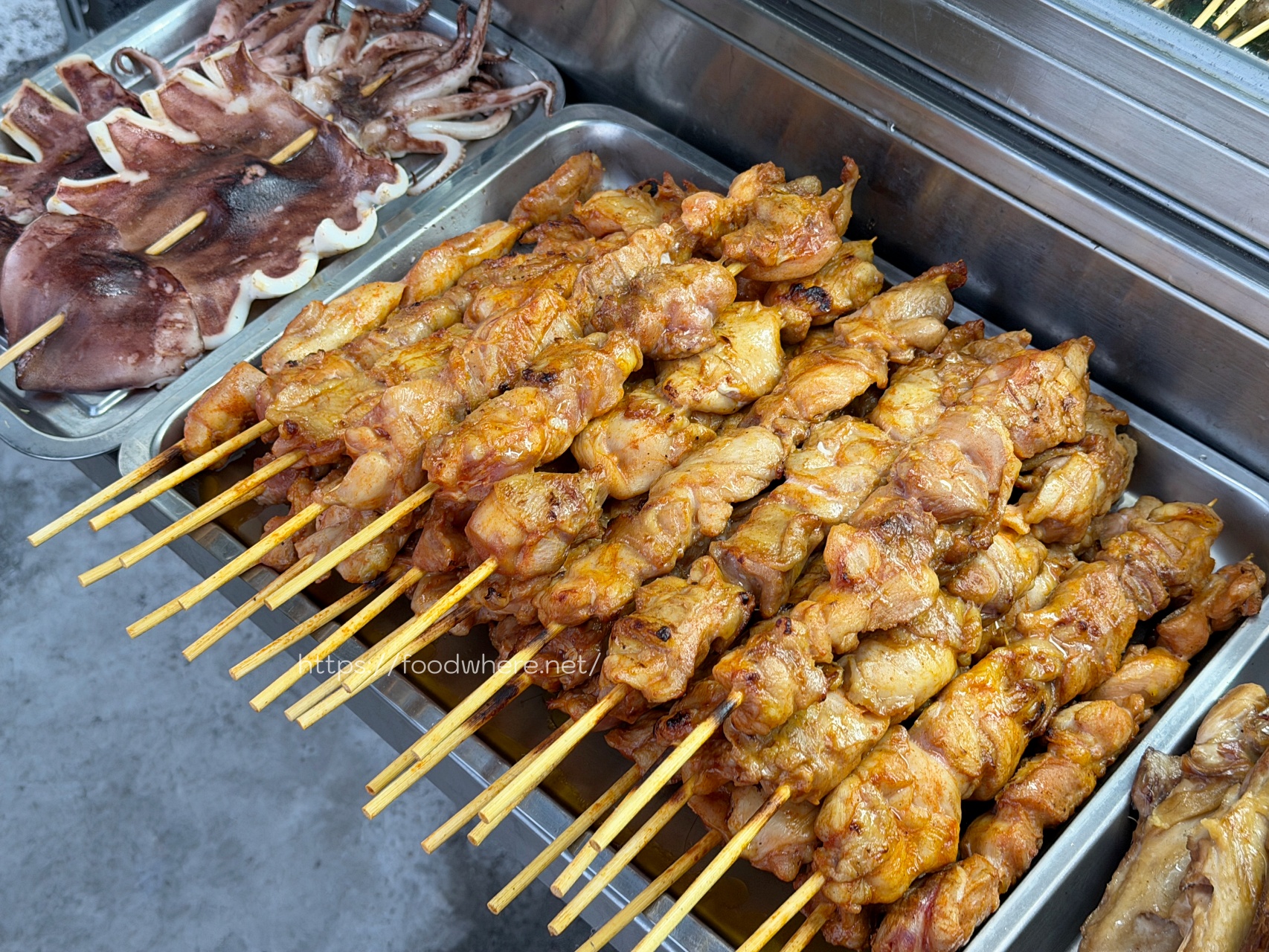 下班後的救贖！楠梓超佛心《串串欣碳烤》排隊也甘願，溫體雞肉串、甜鹹烤粉香到流口水！ @高雄美食底對