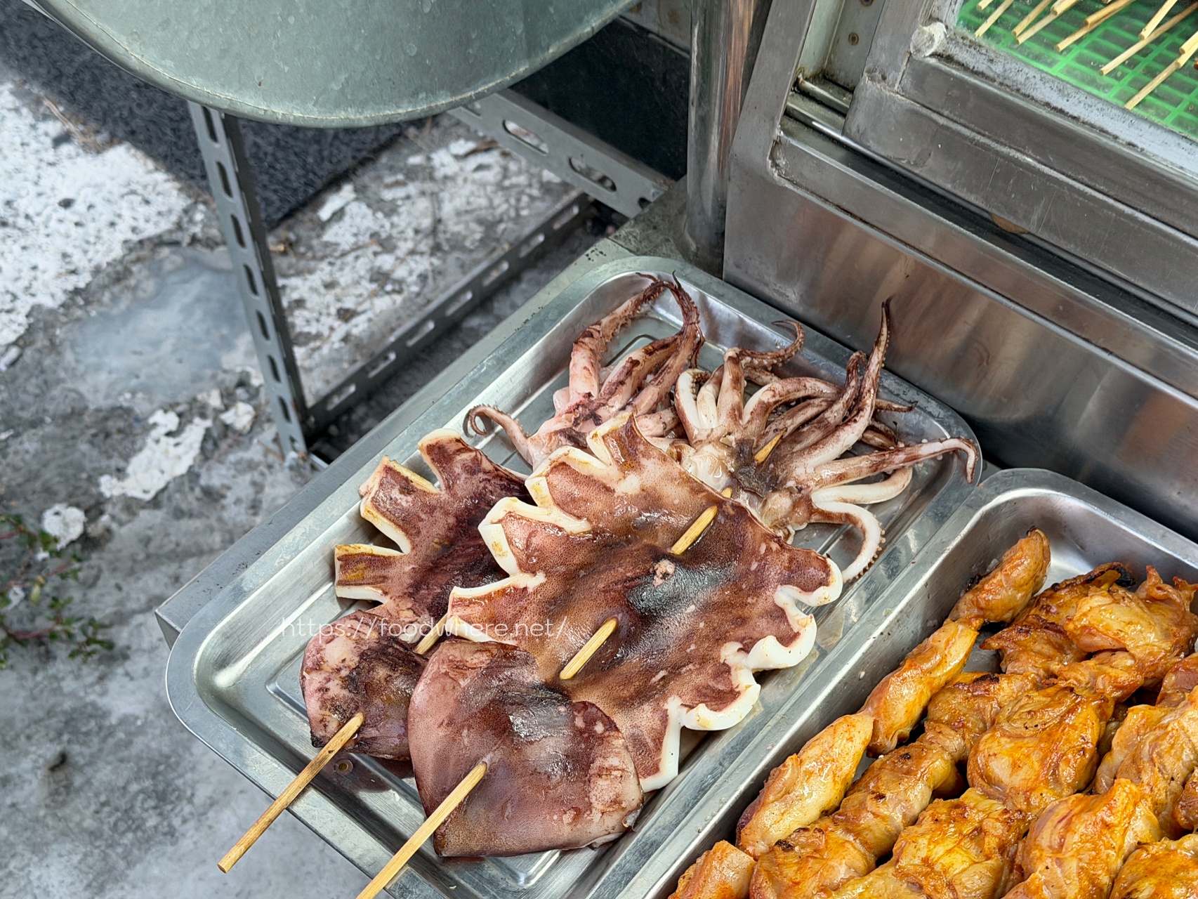 下班後的救贖！楠梓超佛心《串串欣碳烤》排隊也甘願，溫體雞肉串、甜鹹烤粉香到流口水！ @高雄美食底對