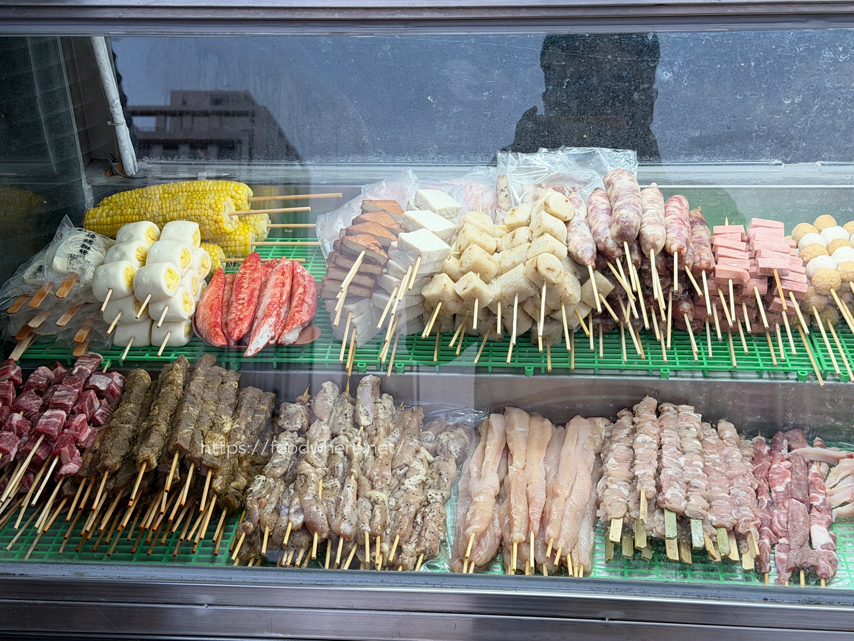 下班後的救贖！楠梓超佛心《串串欣碳烤》排隊也甘願，溫體雞肉串、甜鹹烤粉香到流口水！ @高雄美食底對