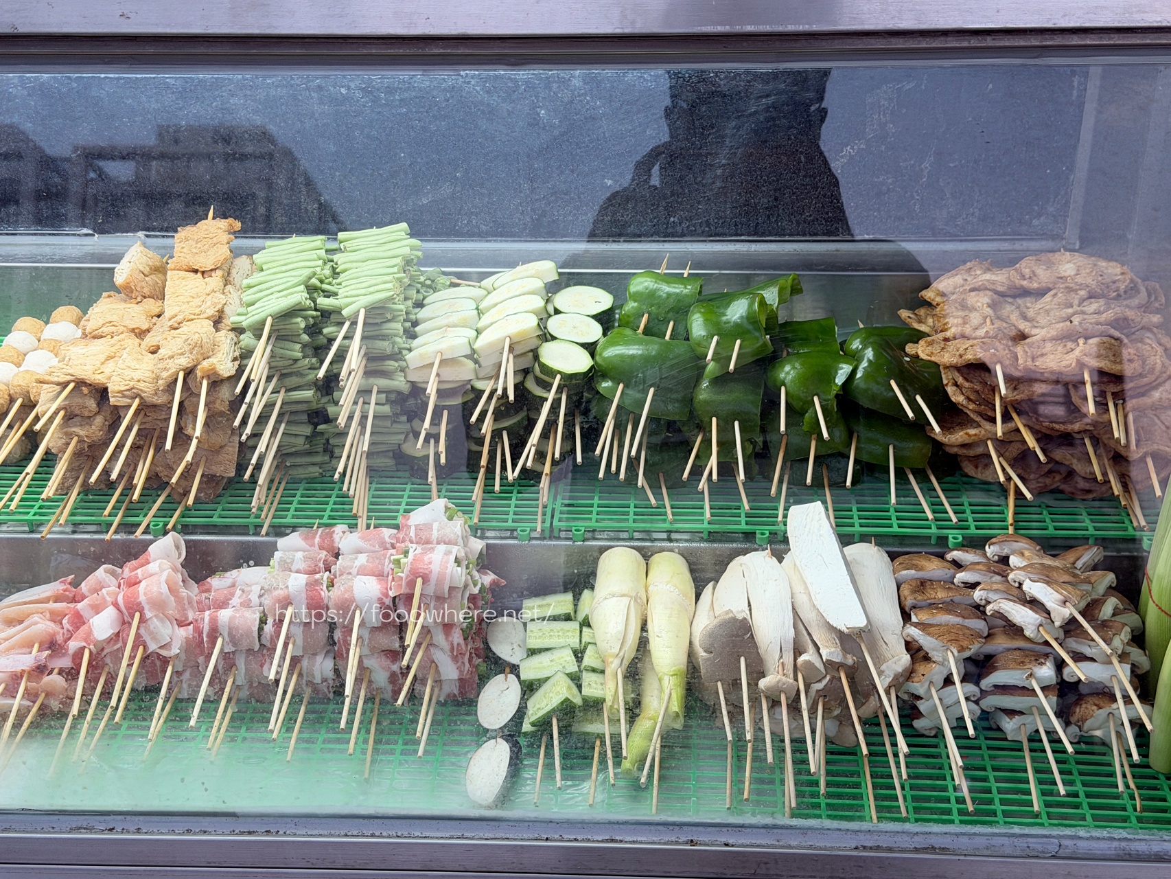 下班後的救贖！楠梓超佛心《串串欣碳烤》排隊也甘願，溫體雞肉串、甜鹹烤粉香到流口水！ @高雄美食底對