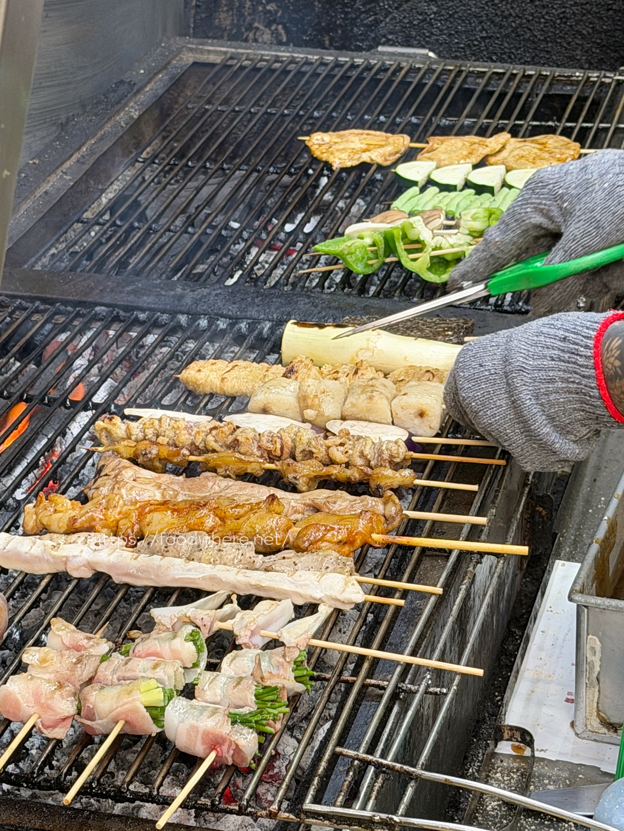 下班後的救贖！楠梓超佛心《串串欣碳烤》排隊也甘願，溫體雞肉串、甜鹹烤粉香到流口水！ @高雄美食底對