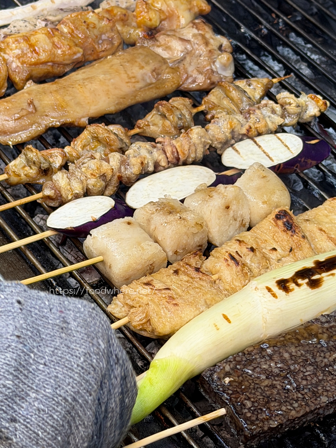 下班後的救贖！楠梓超佛心《串串欣碳烤》排隊也甘願，溫體雞肉串、甜鹹烤粉香到流口水！ @高雄美食底對