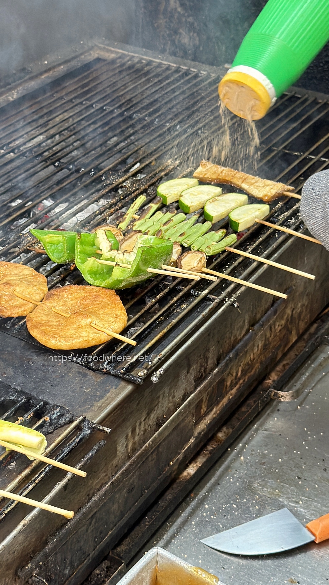 下班後的救贖！楠梓超佛心《串串欣碳烤》排隊也甘願，溫體雞肉串、甜鹹烤粉香到流口水！ @高雄美食底對