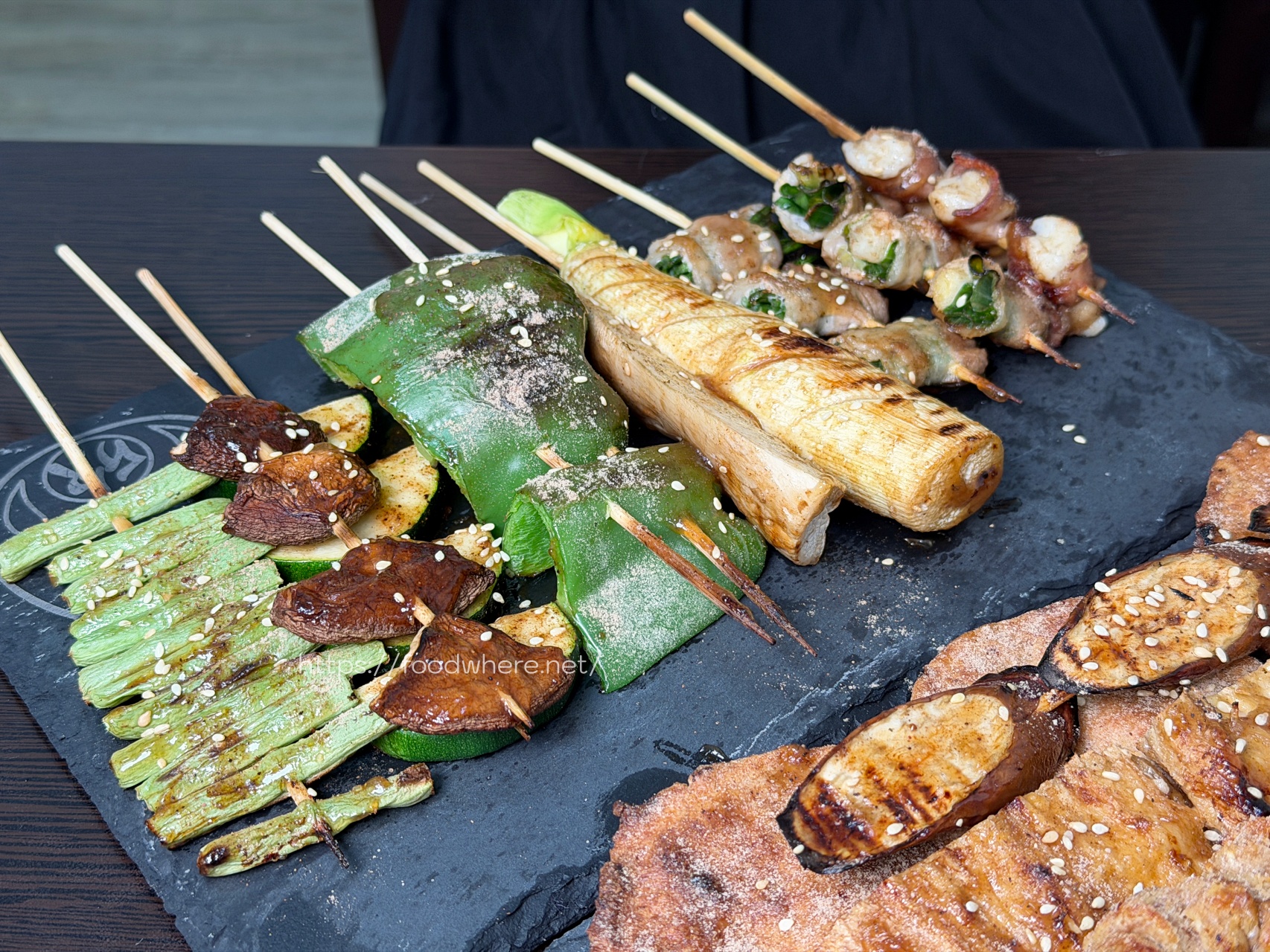 下班後的救贖！楠梓超佛心《串串欣碳烤》排隊也甘願，溫體雞肉串、甜鹹烤粉香到流口水！ @高雄美食底對