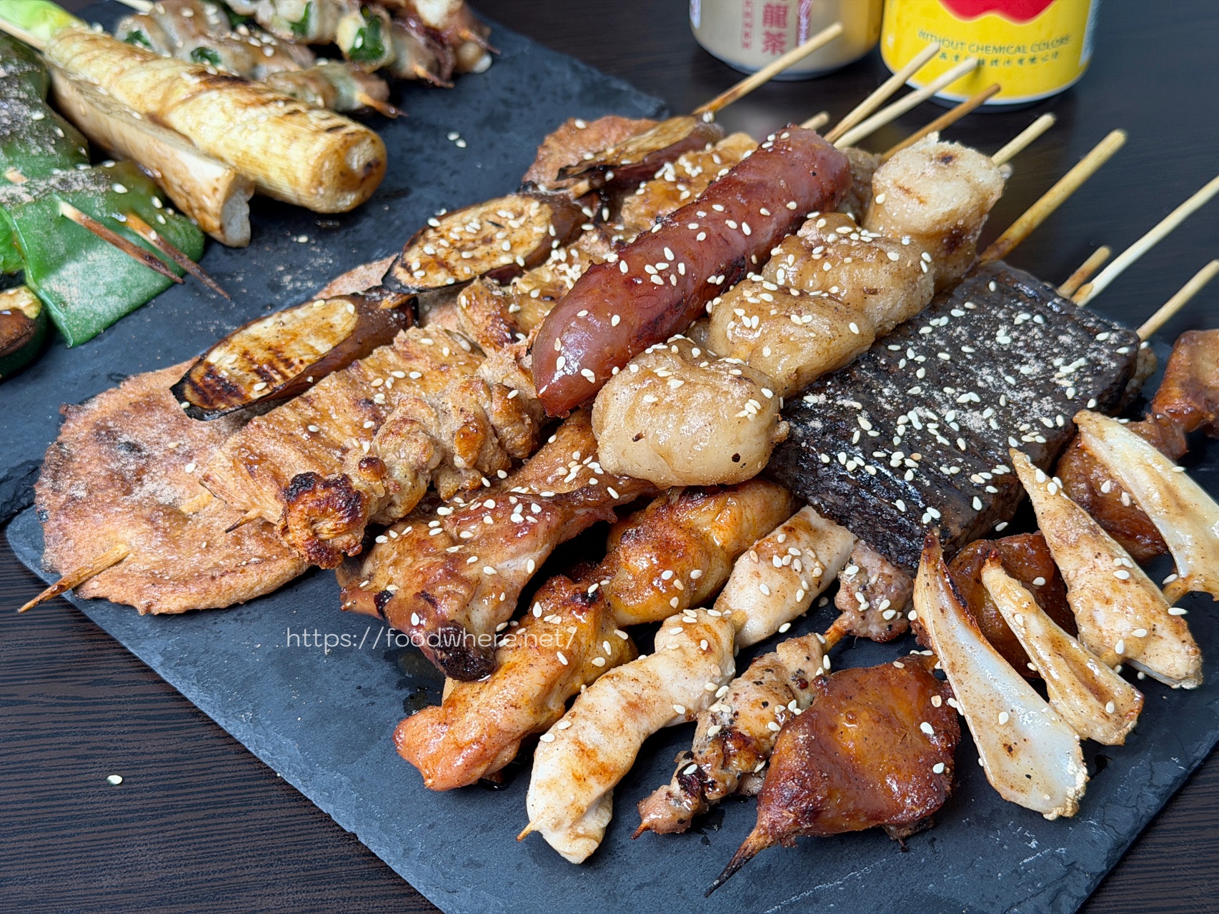 下班後的救贖！楠梓超佛心《串串欣碳烤》排隊也甘願，溫體雞肉串、甜鹹烤粉香到流口水！ @高雄美食底對