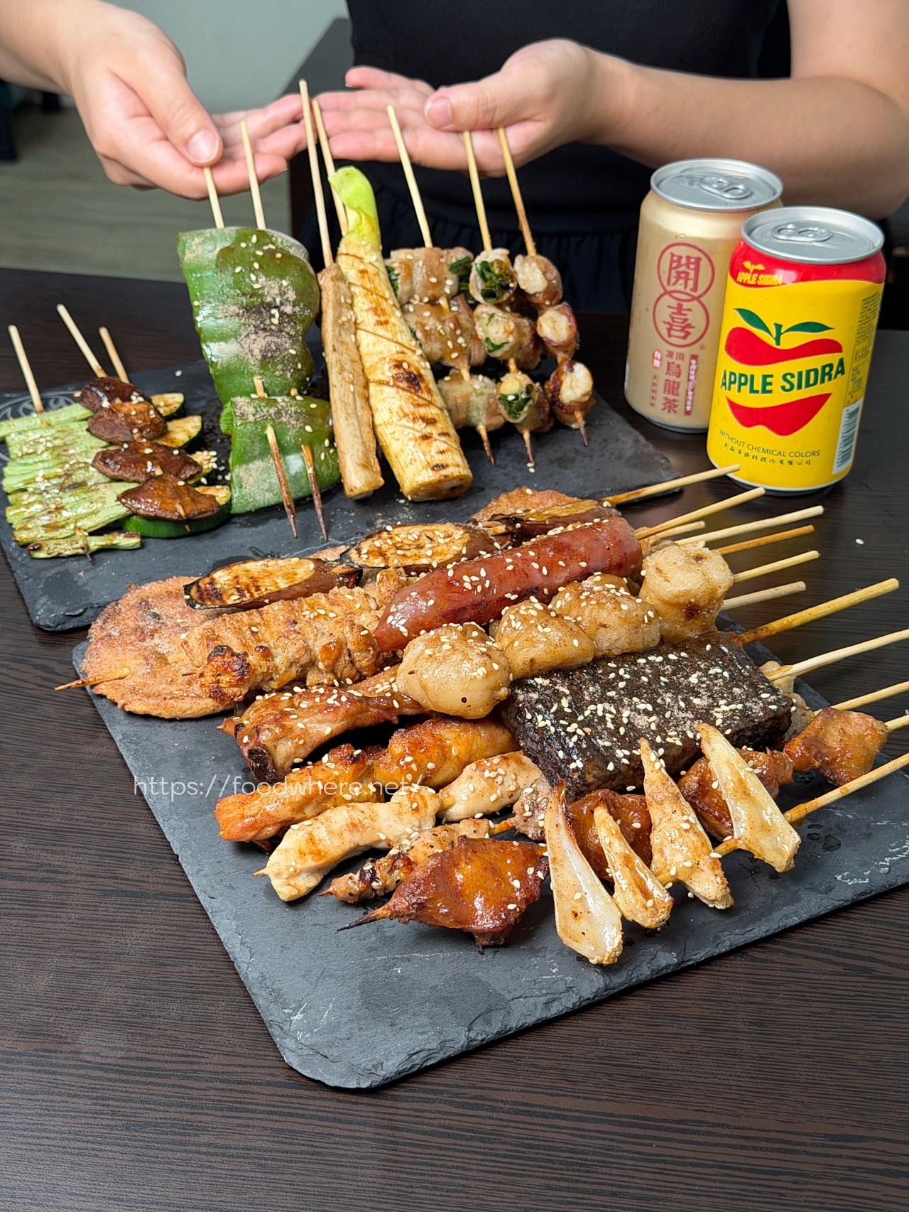 下班後的救贖！楠梓超佛心《串串欣碳烤》排隊也甘願，溫體雞肉串、甜鹹烤粉香到流口水！ @高雄美食底對