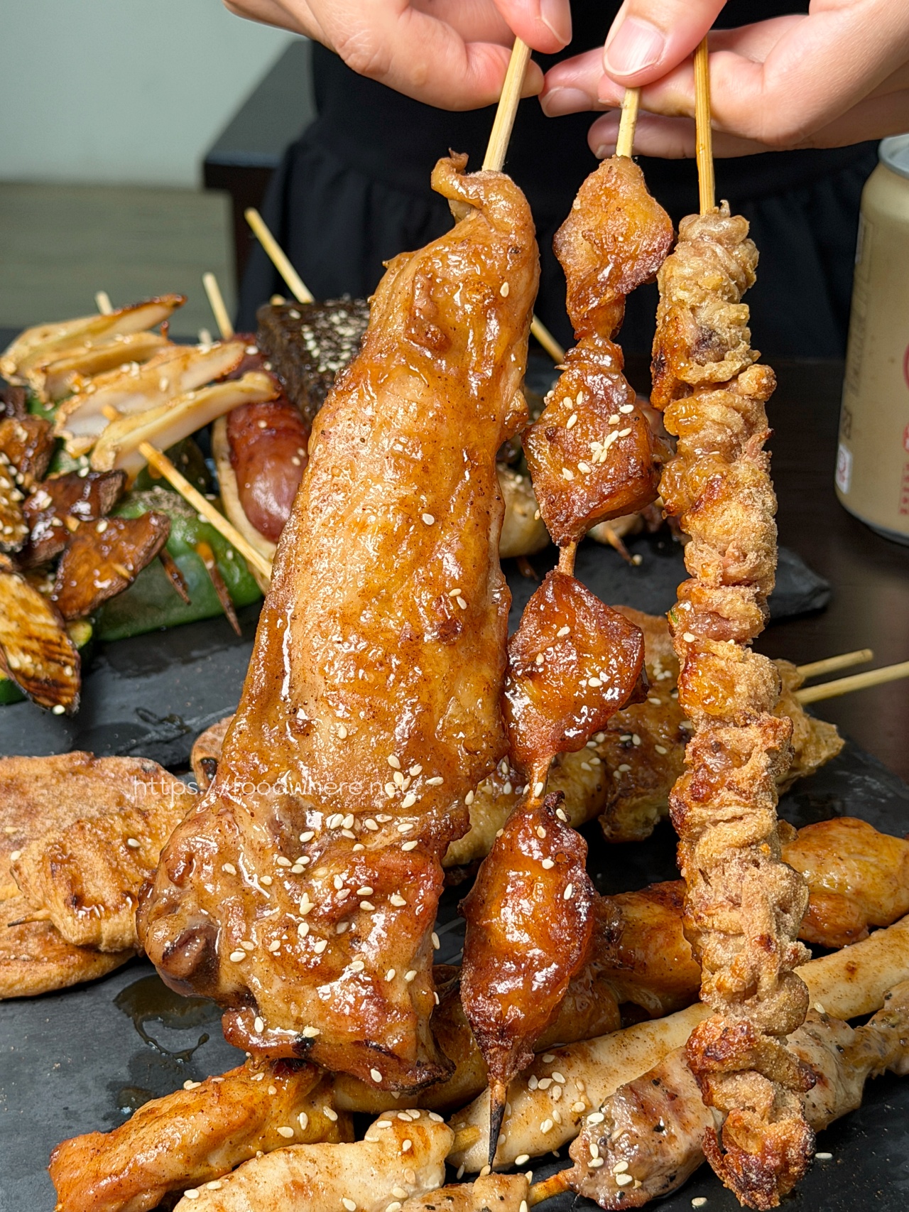 下班後的救贖！楠梓超佛心《串串欣碳烤》排隊也甘願，溫體雞肉串、甜鹹烤粉香到流口水！ @高雄美食底對