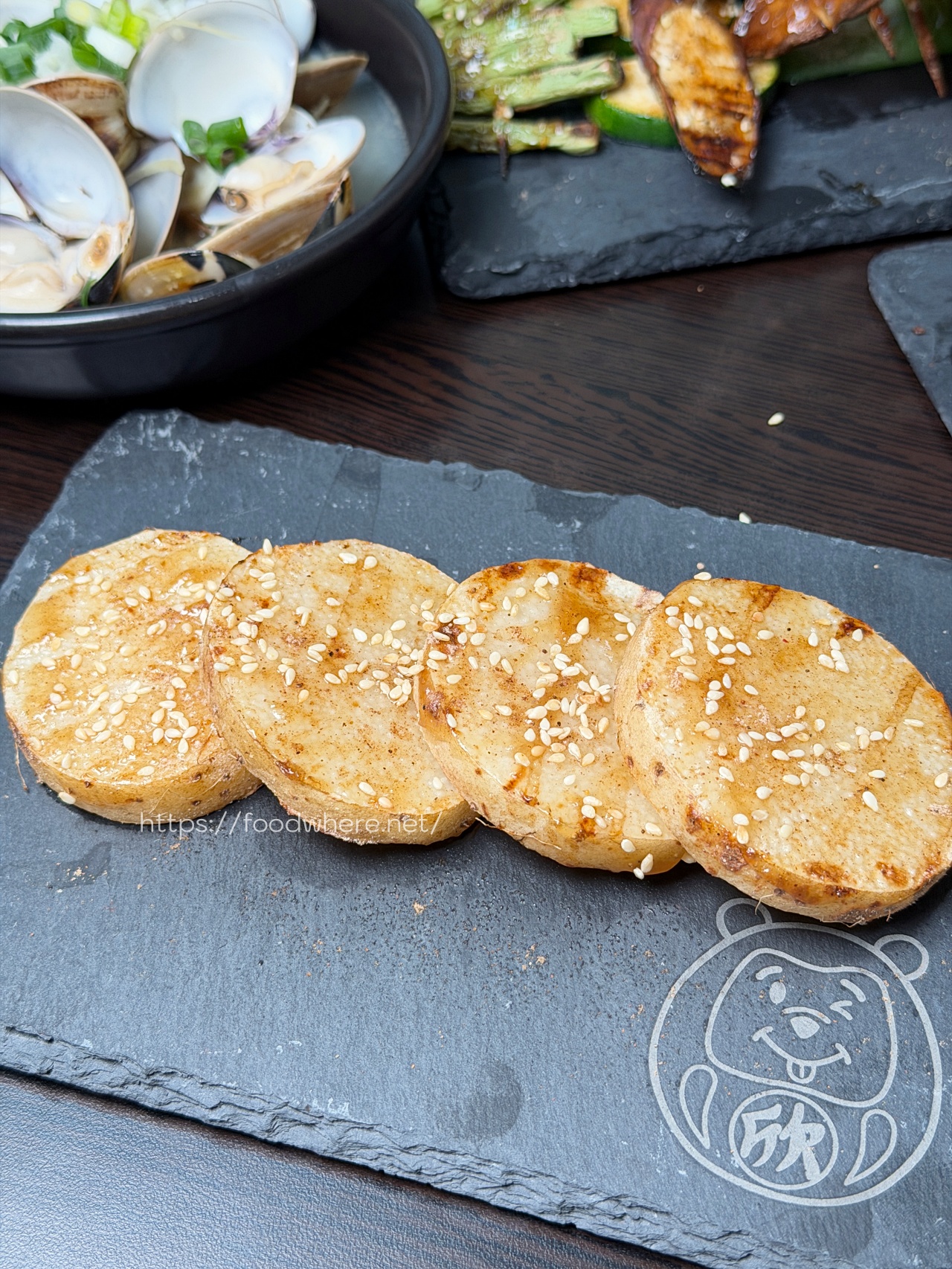 下班後的救贖！楠梓超佛心《串串欣碳烤》排隊也甘願，溫體雞肉串、甜鹹烤粉香到流口水！ @高雄美食底對