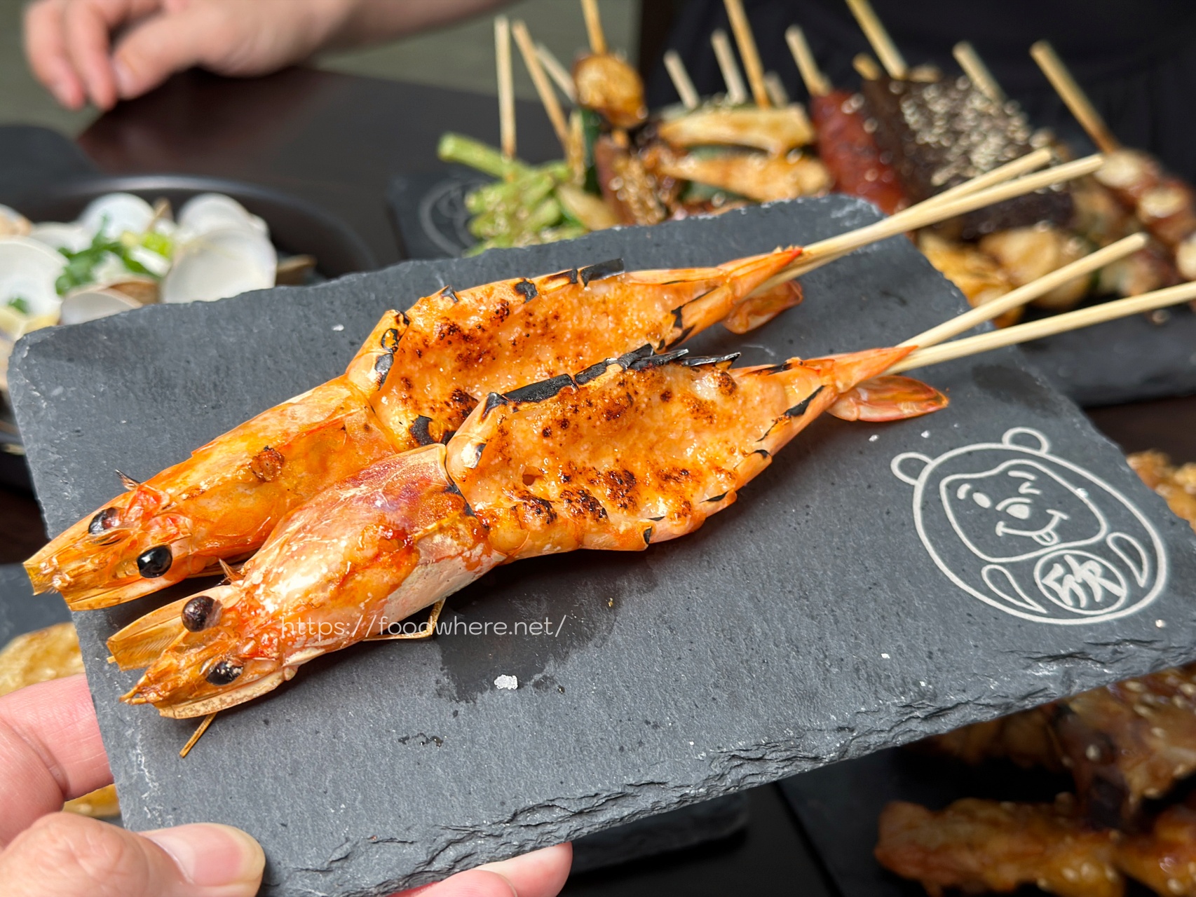 下班後的救贖！楠梓超佛心《串串欣碳烤》排隊也甘願，溫體雞肉串、甜鹹烤粉香到流口水！ @高雄美食底對