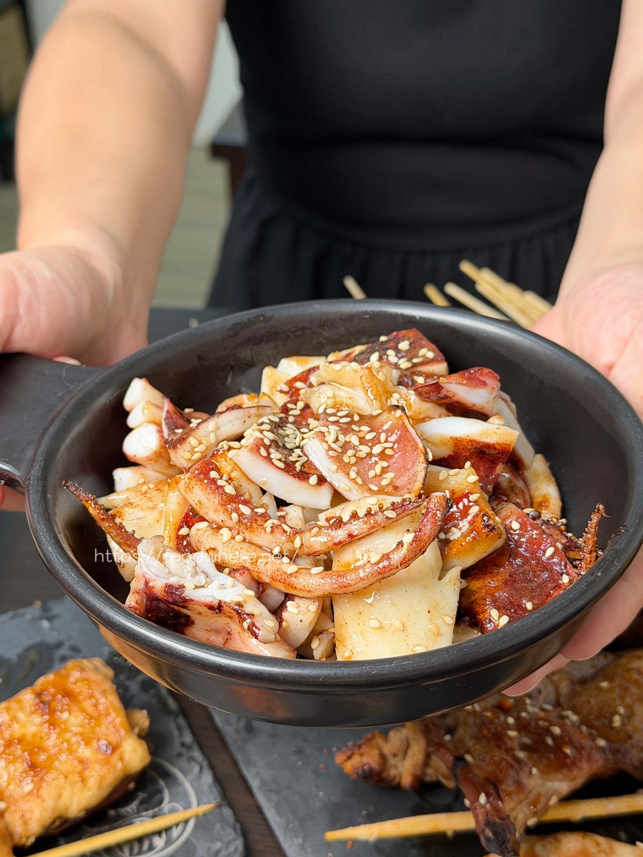 下班後的救贖！楠梓超佛心《串串欣碳烤》排隊也甘願，溫體雞肉串、甜鹹烤粉香到流口水！ @高雄美食底對