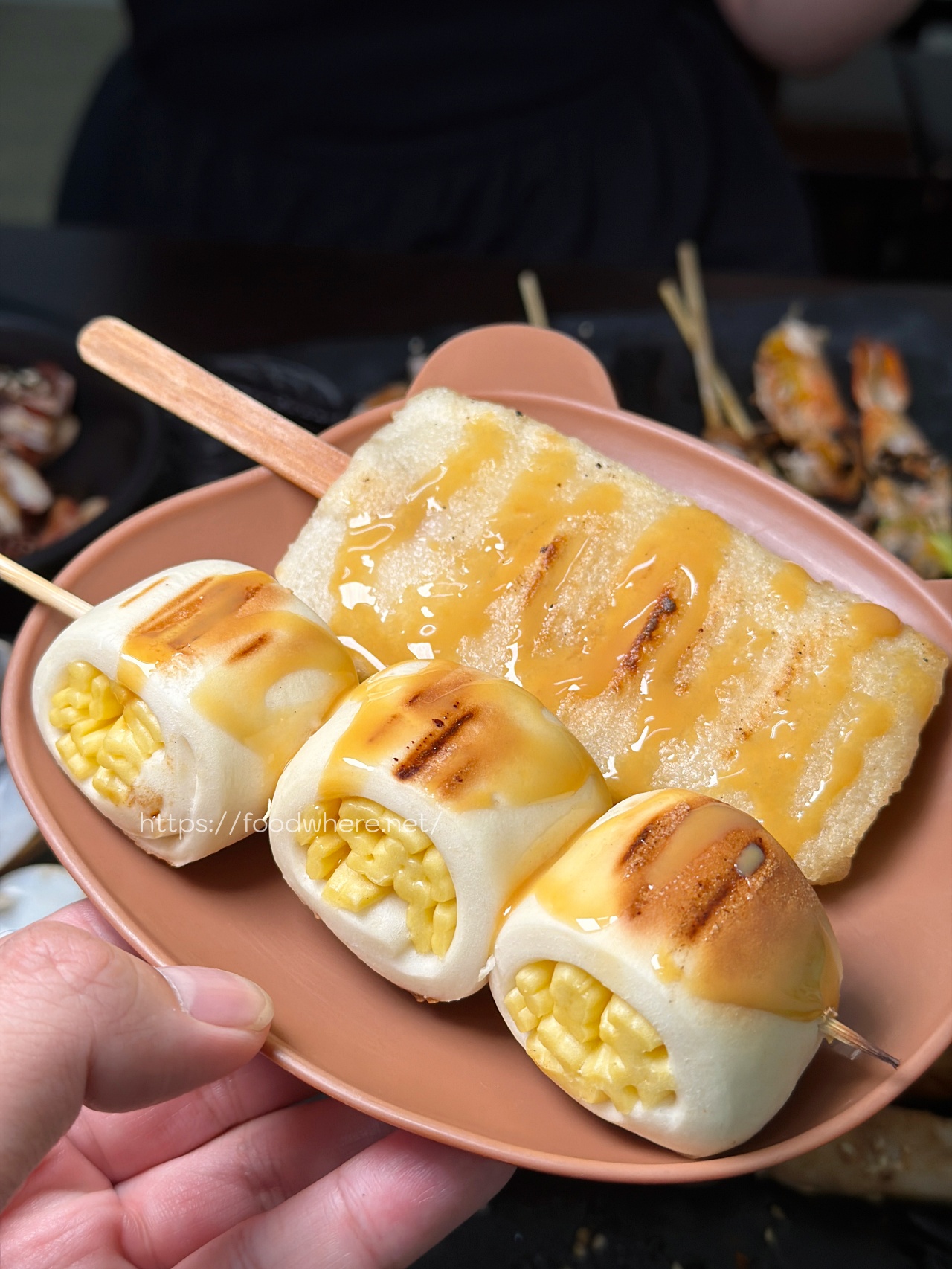 下班後的救贖！楠梓超佛心《串串欣碳烤》排隊也甘願，溫體雞肉串、甜鹹烤粉香到流口水！ @高雄美食底對