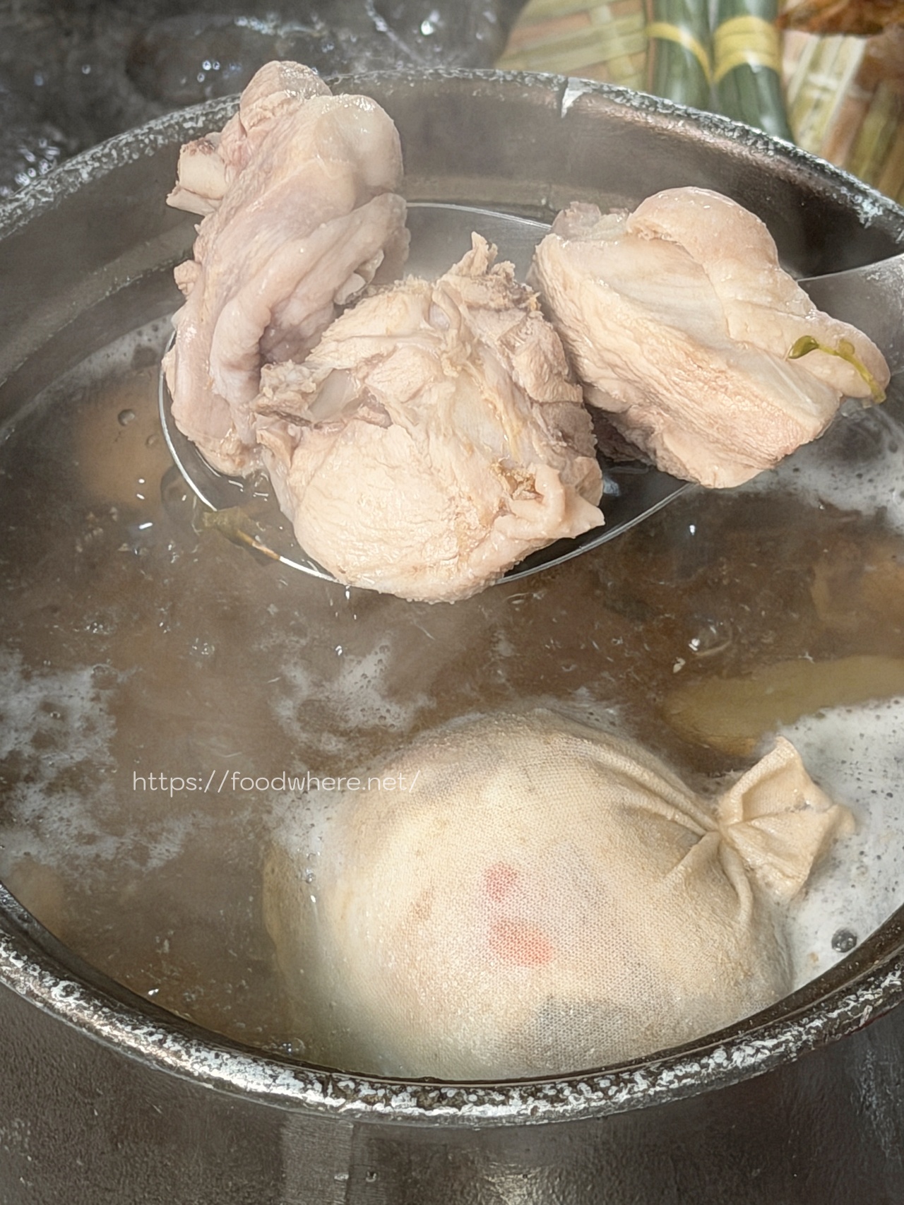 高雄美食《綠野山莊》不只土雞超厲害！酥脆招牌雞、浮誇魚翅羹、隱藏版鰻片米糕，大社觀音山下人氣土雞城 @高雄美食底對