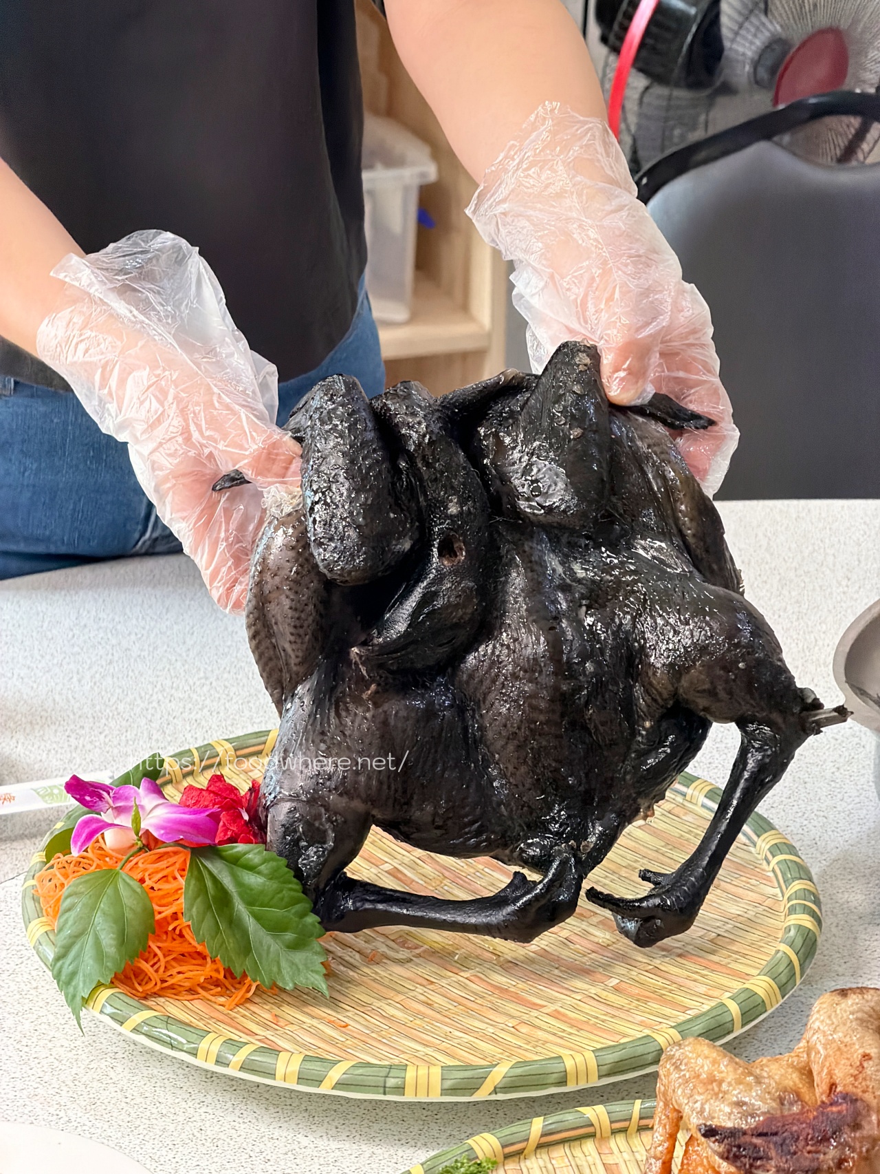 高雄美食《綠野山莊》不只土雞超厲害!酥脆招牌雞、浮誇魚翅羹、隱藏版鰻片米糕,大社觀音山下人氣土雞城 @高雄美食底對 高雄美食《綠野山莊》不只土雞超厲害!酥脆招牌雞、浮誇魚翅羹、隱藏版鰻片米糕,大社觀音山下人氣土雞城 @高雄美食底對