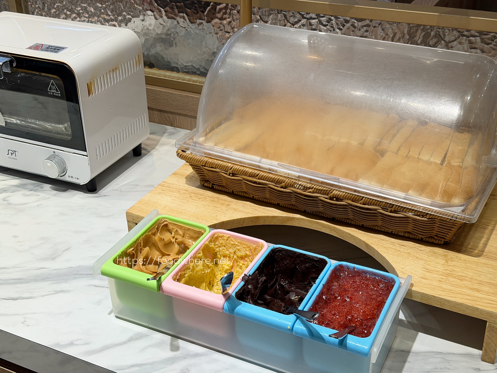 太浮誇！《牛室炙燒牛排》(自由店)自助吧吃到飽！現做Pizza、麻辣鴨血、港點樣樣有，排餐還沒上就飽一輪！七週年優惠必衝！ @高雄美食底對