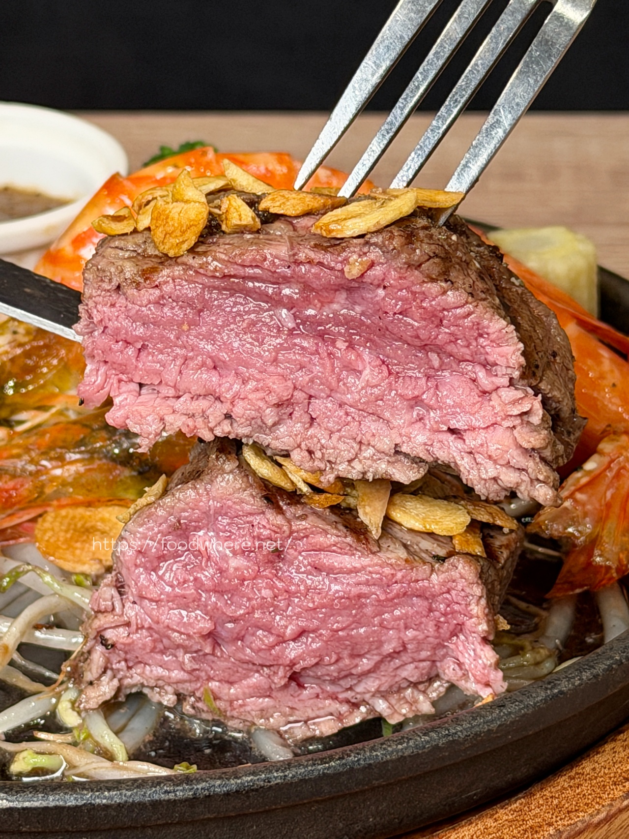 太浮誇！《牛室炙燒牛排》(自由店)自助吧吃到飽！現做Pizza、麻辣鴨血、港點樣樣有，排餐還沒上就飽一輪！七週年優惠必衝！ @高雄美食底對