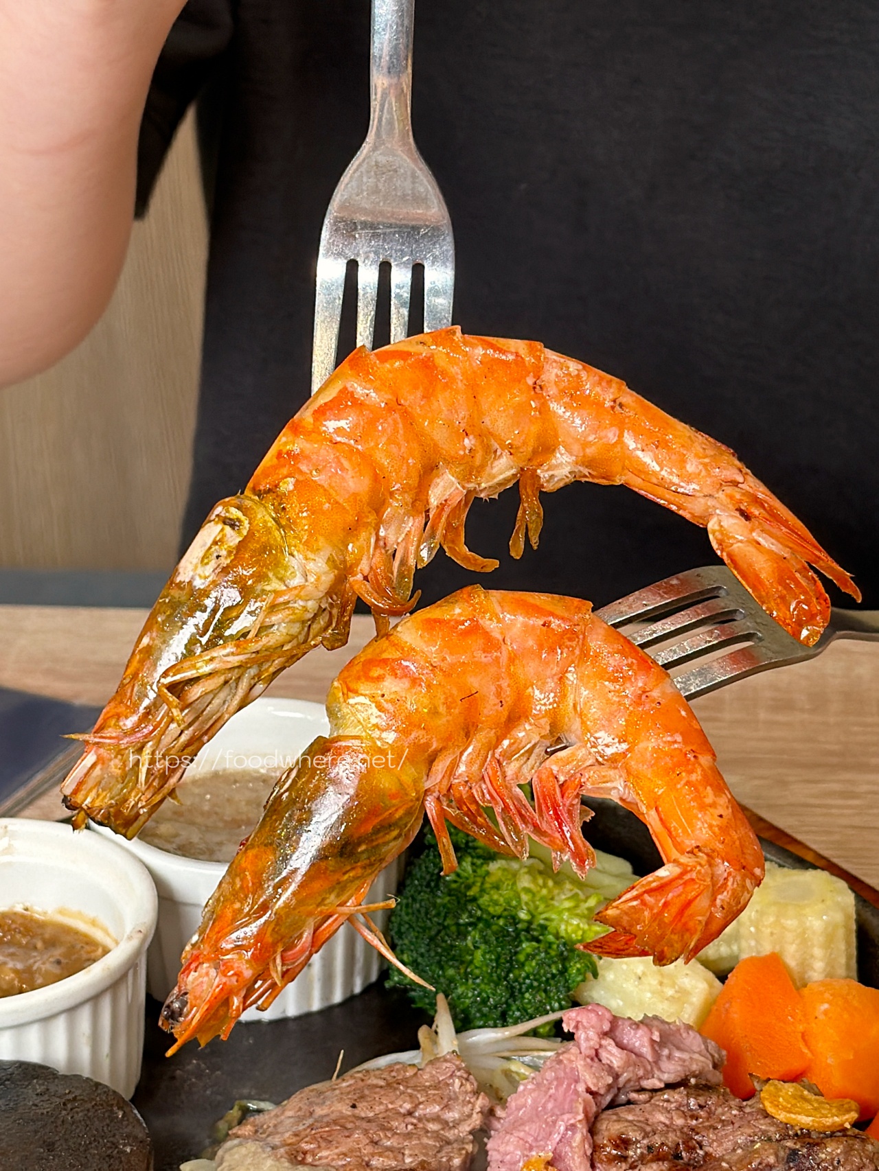 太浮誇！《牛室炙燒牛排》(自由店)自助吧吃到飽！現做Pizza、麻辣鴨血、港點樣樣有，排餐還沒上就飽一輪！七週年優惠必衝！ @高雄美食底對