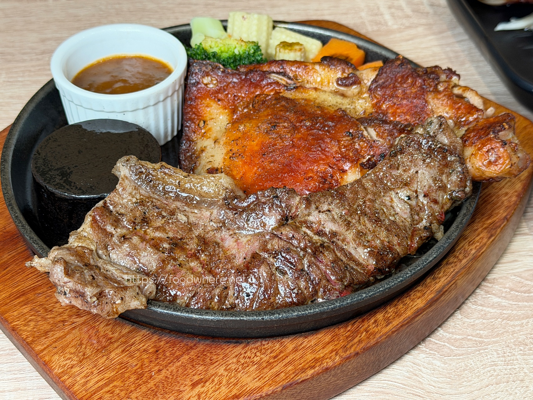 太浮誇！《牛室炙燒牛排》(自由店)自助吧吃到飽！現做Pizza、麻辣鴨血、港點樣樣有，排餐還沒上就飽一輪！七週年優惠必衝！ @高雄美食底對