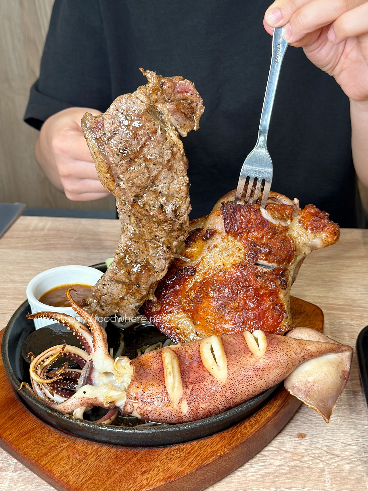 太浮誇！《牛室炙燒牛排》(自由店)自助吧吃到飽！現做Pizza、麻辣鴨血、港點樣樣有，排餐還沒上就飽一輪！七週年優惠必衝！ @高雄美食底對