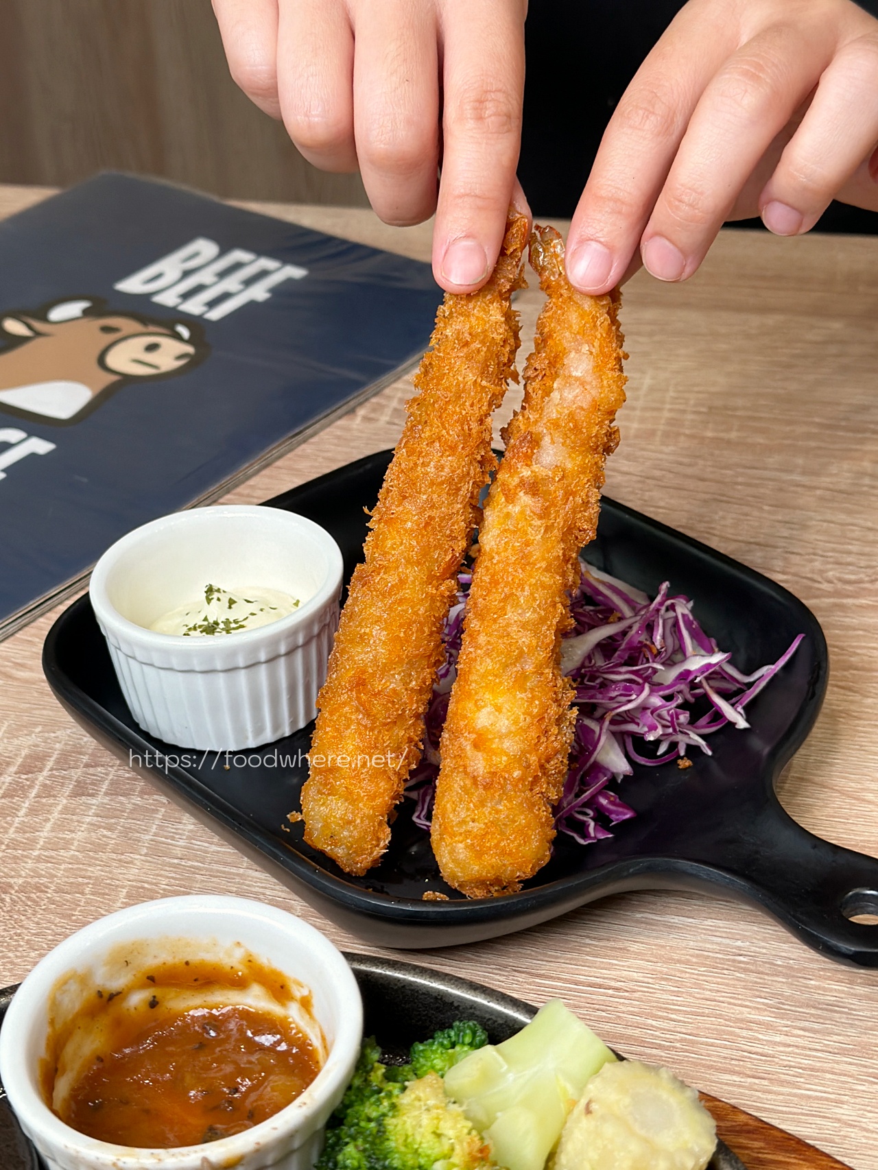 太浮誇！《牛室炙燒牛排》(自由店)自助吧吃到飽！現做Pizza、麻辣鴨血、港點樣樣有，排餐還沒上就飽一輪！七週年優惠必衝！ @高雄美食底對