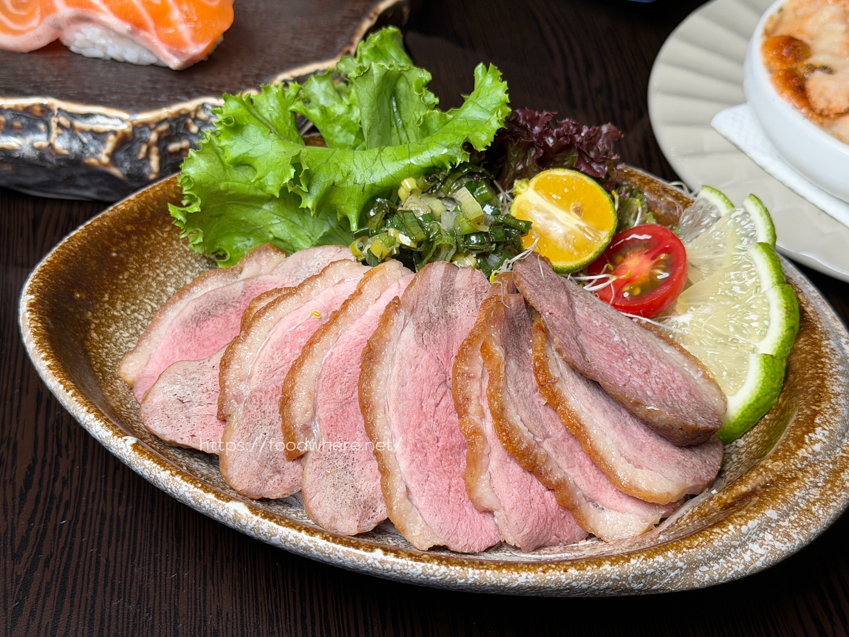 （有菜單）高雄新堀江必訪《酒桑居酒屋》一入座就招待土雞腿鍋，創意料理全無雷 @高雄美食底對