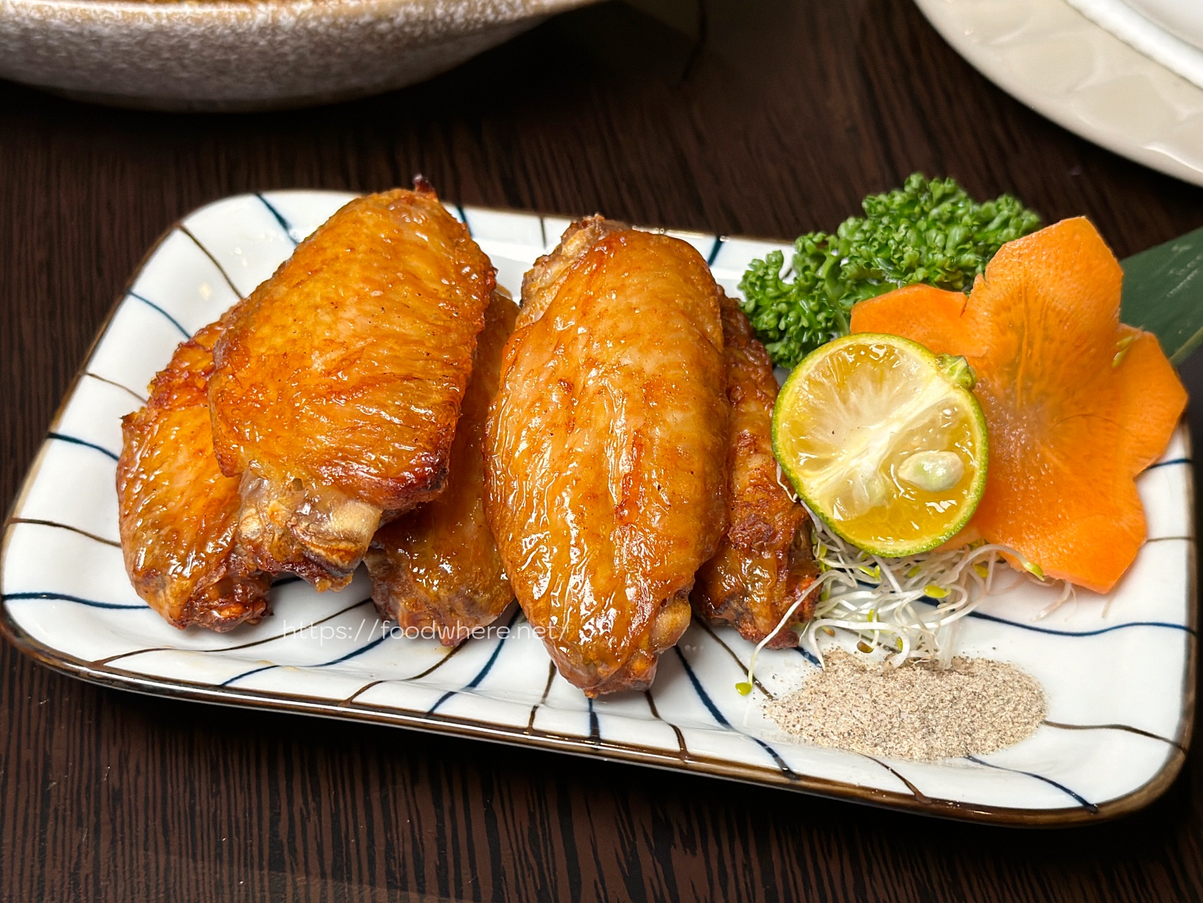 （有菜單）高雄新堀江必訪《酒桑居酒屋》一入座就招待土雞腿鍋，創意料理全無雷 @高雄美食底對