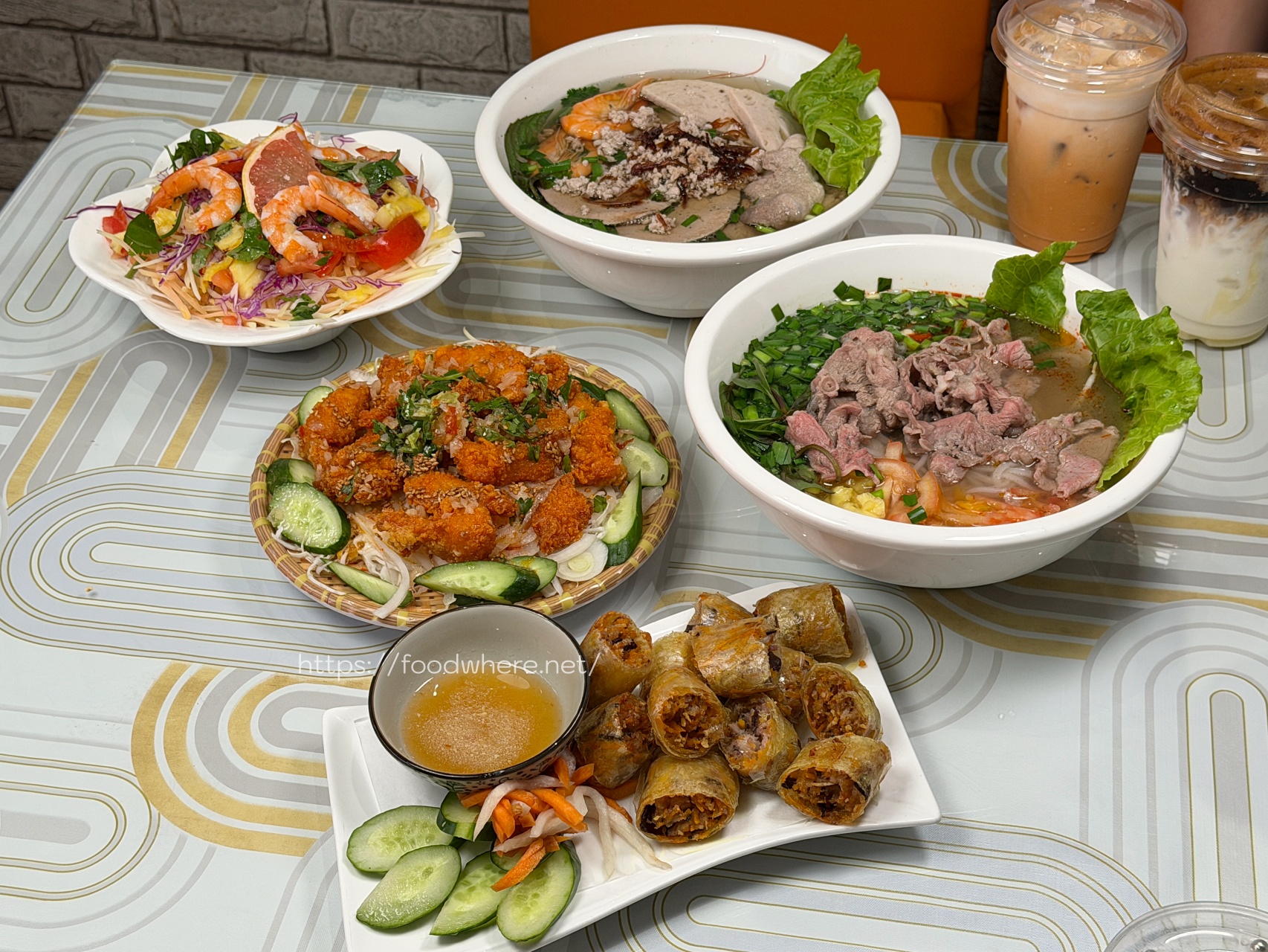 高雄三民區道地越南味《南方城》西寧河粉料多實在，酥脆炸春捲一吃就愛上 @高雄美食底對