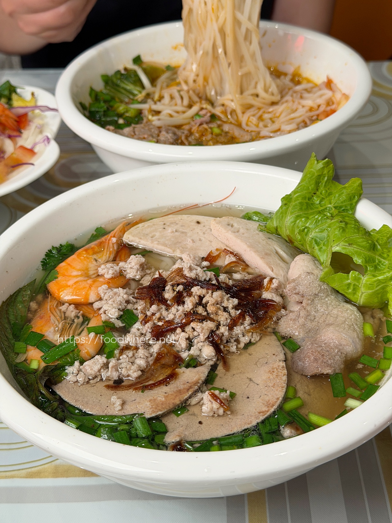 高雄三民區道地越南味《南方城》西寧河粉料多實在，酥脆炸春捲一吃就愛上 @高雄美食底對