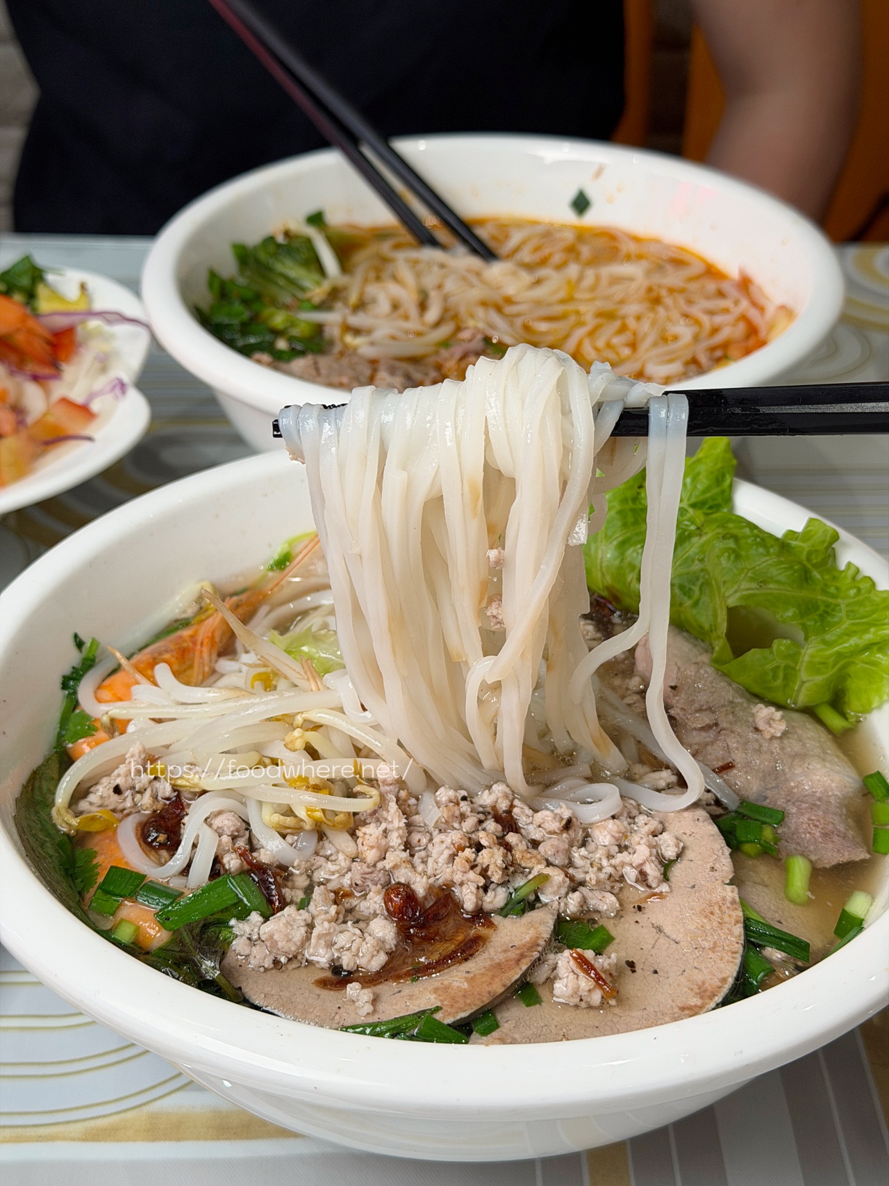 高雄三民區道地越南味《南方城》西寧河粉料多實在，酥脆炸春捲一吃就愛上 @高雄美食底對