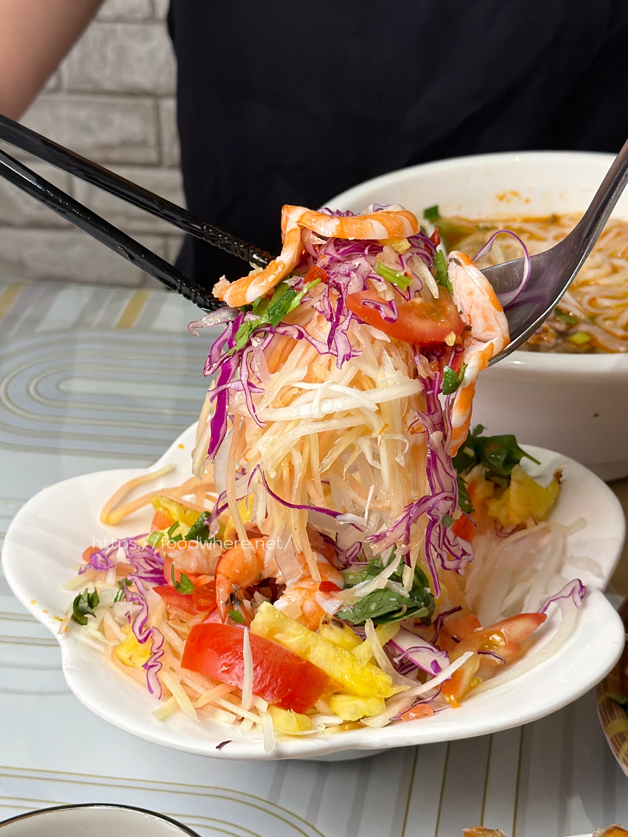 高雄三民區道地越南味《南方城》西寧河粉料多實在，酥脆炸春捲一吃就愛上 @高雄美食底對