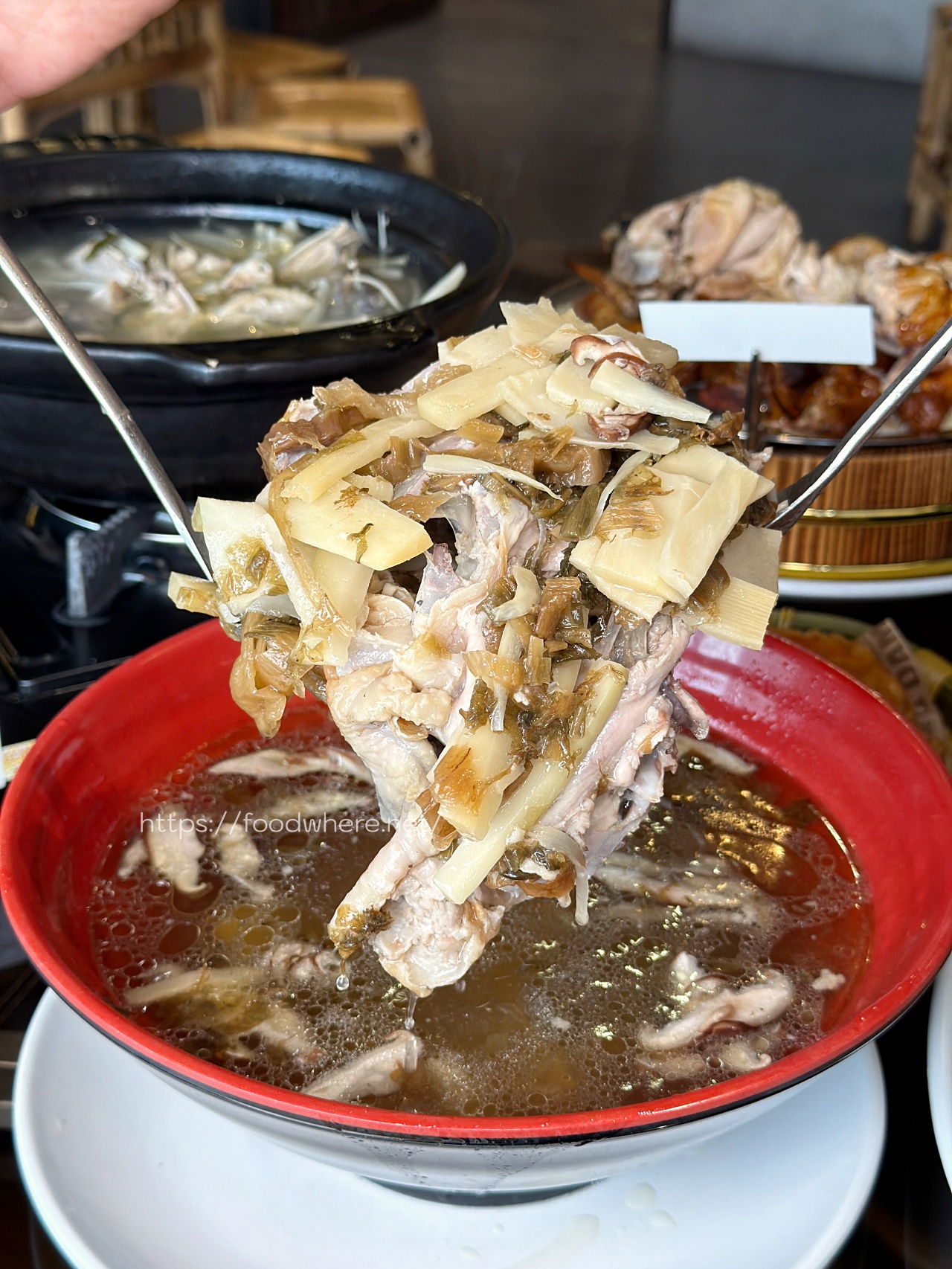 台南安平《竹香園》最強甕缸雞！手撕鮮嫩雞肉雞油蓋飯，雞架湯免費續加超佛心 @高雄美食底對