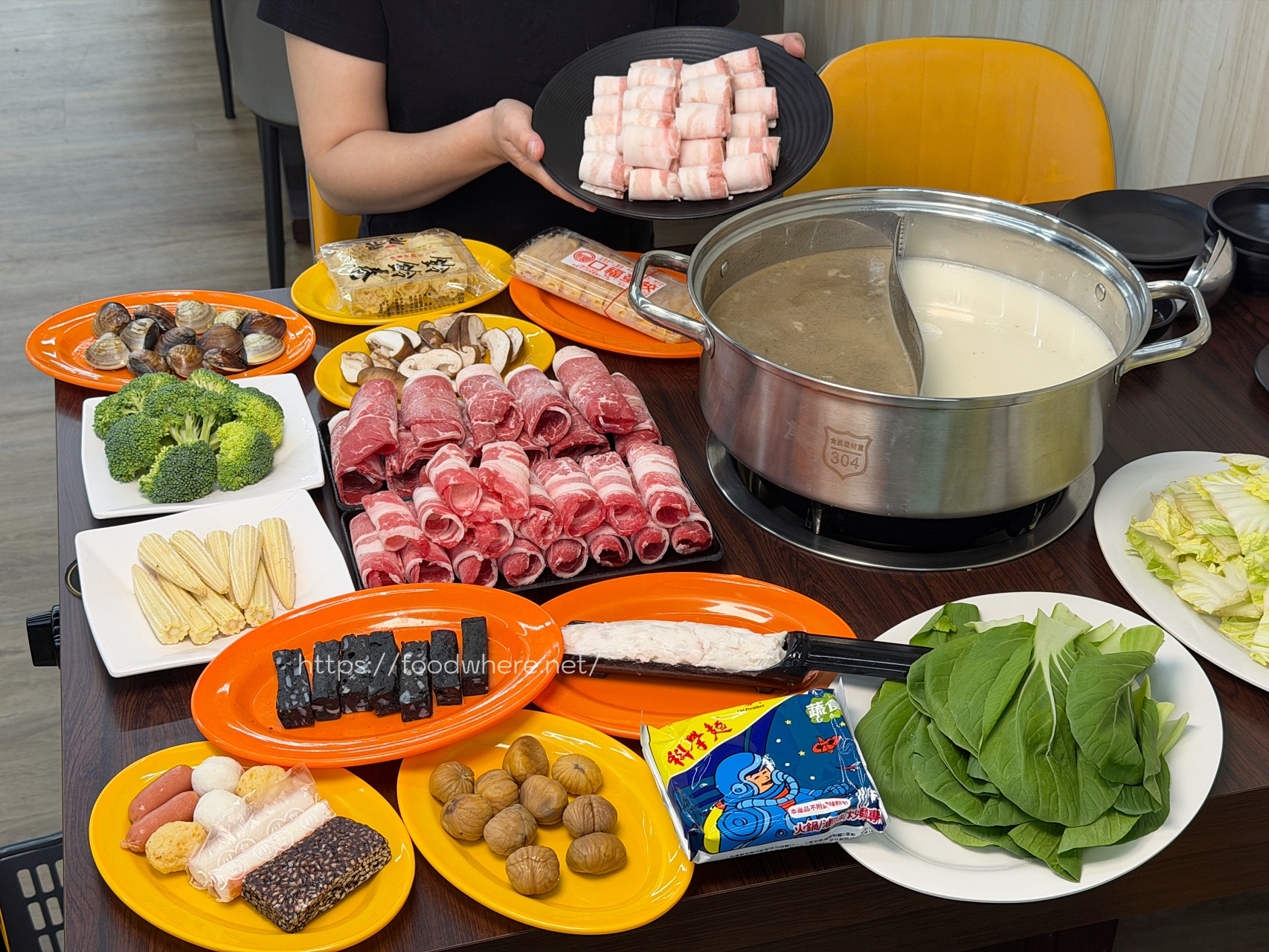 高雄仁武必吃《天嚐地酒鍋物》超讚爆炒石頭火鍋！豐盛大肉盤很超值，冰箱食材以盤計價 @高雄美食底對