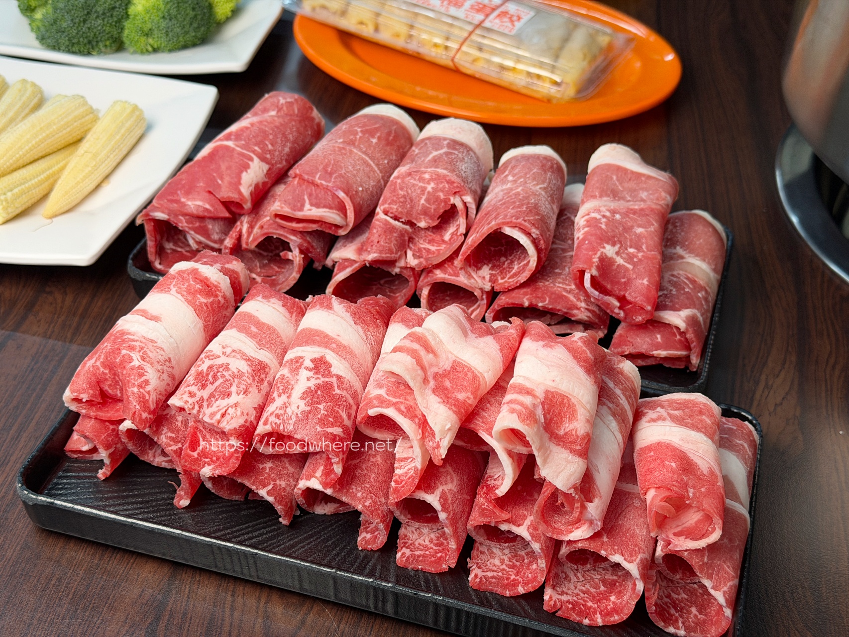 高雄仁武必吃《天嚐地酒鍋物》超讚爆炒石頭火鍋！豐盛大肉盤很超值，冰箱食材以盤計價 @高雄美食底對