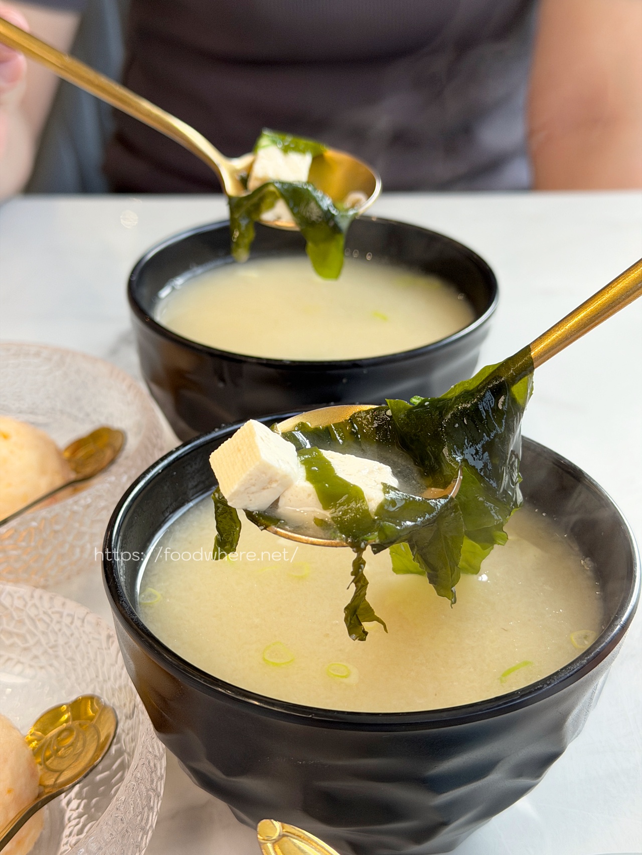 高雄前鎮壽司推薦《天狩壽司》比連鎖店更爽！34顆組合千元有找，厚切炙燒鮭魚買五送一 @高雄美食底對