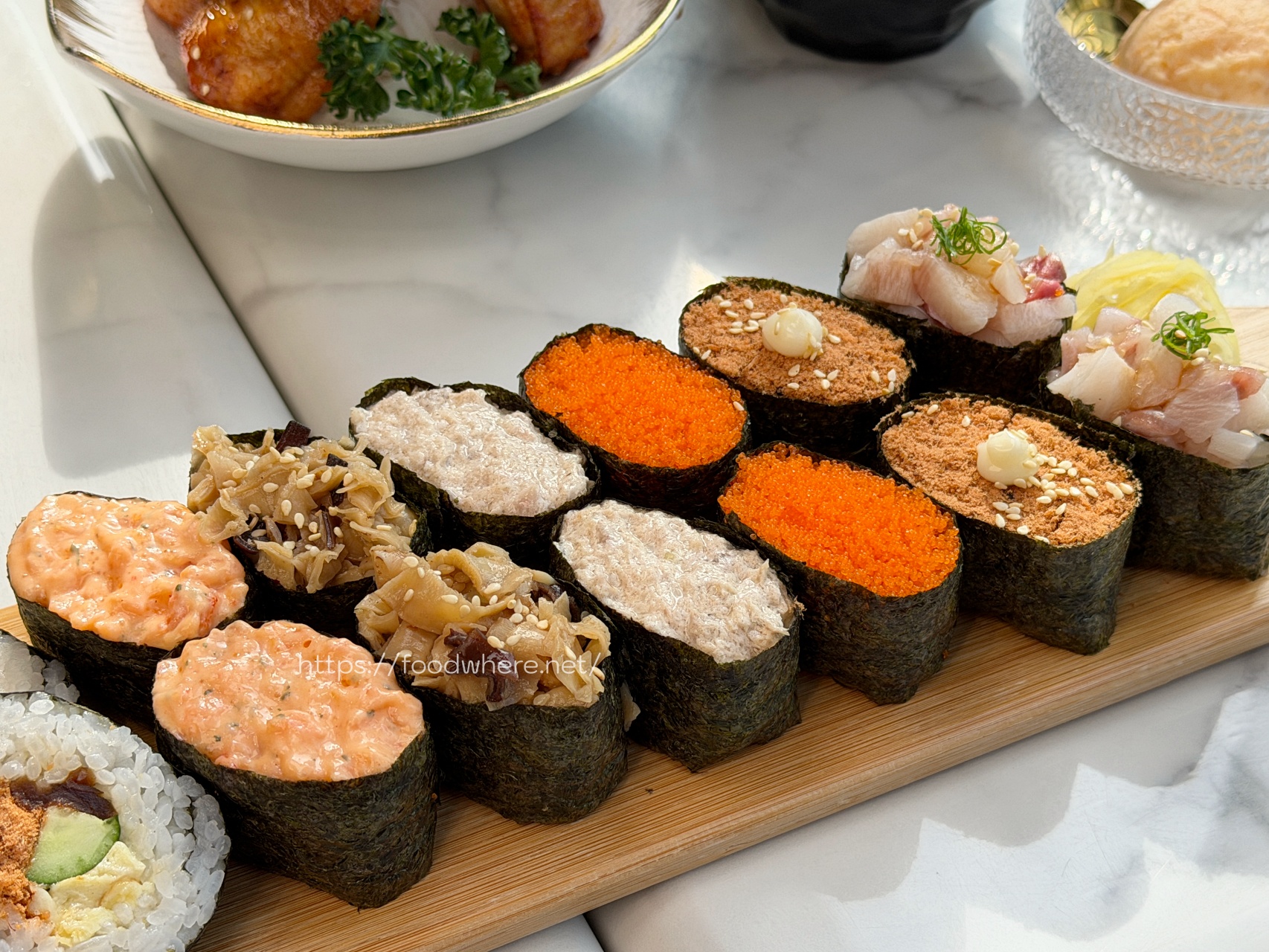 高雄前鎮壽司推薦《天狩壽司》比連鎖店更爽！34顆組合千元有找，厚切炙燒鮭魚買五送一 @高雄美食底對