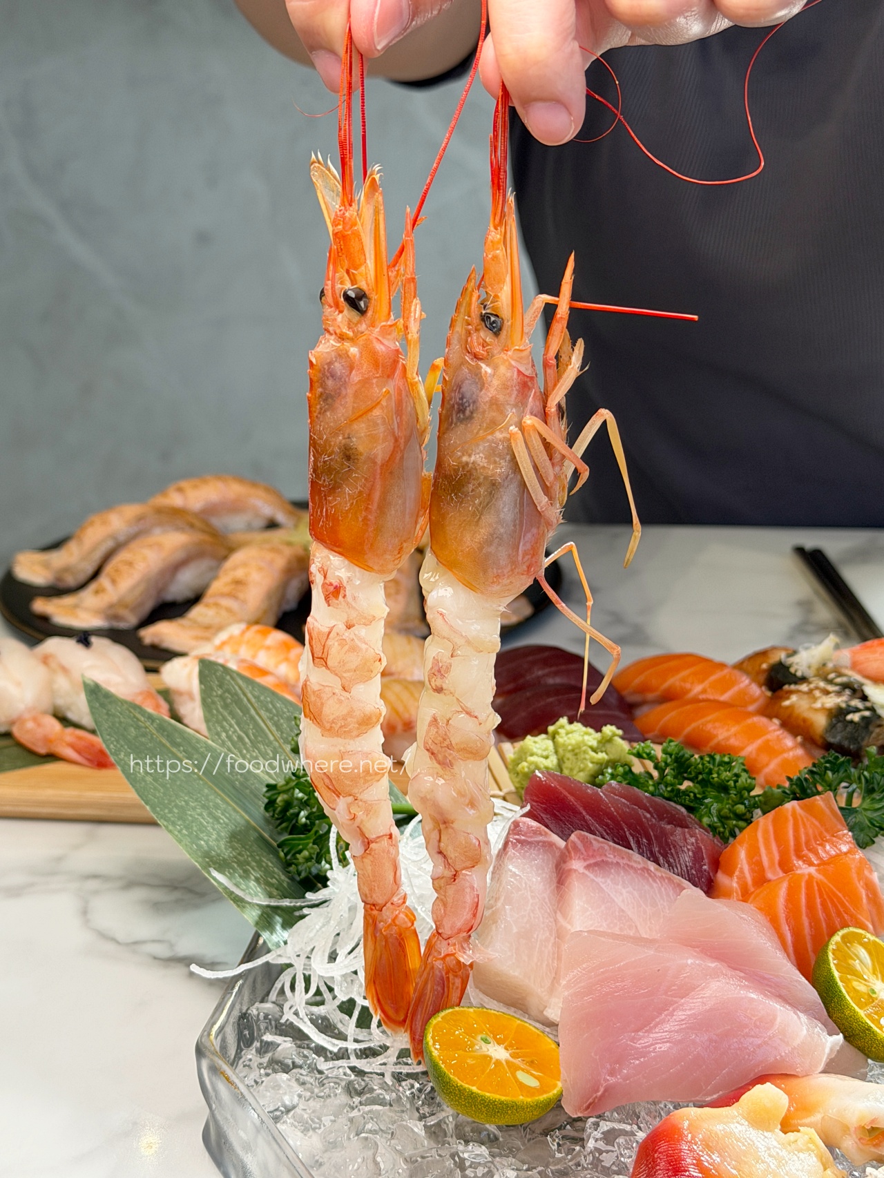 高雄前鎮壽司推薦《天狩壽司》比連鎖店更爽！34顆組合千元有找，厚切炙燒鮭魚買五送一 @高雄美食底對