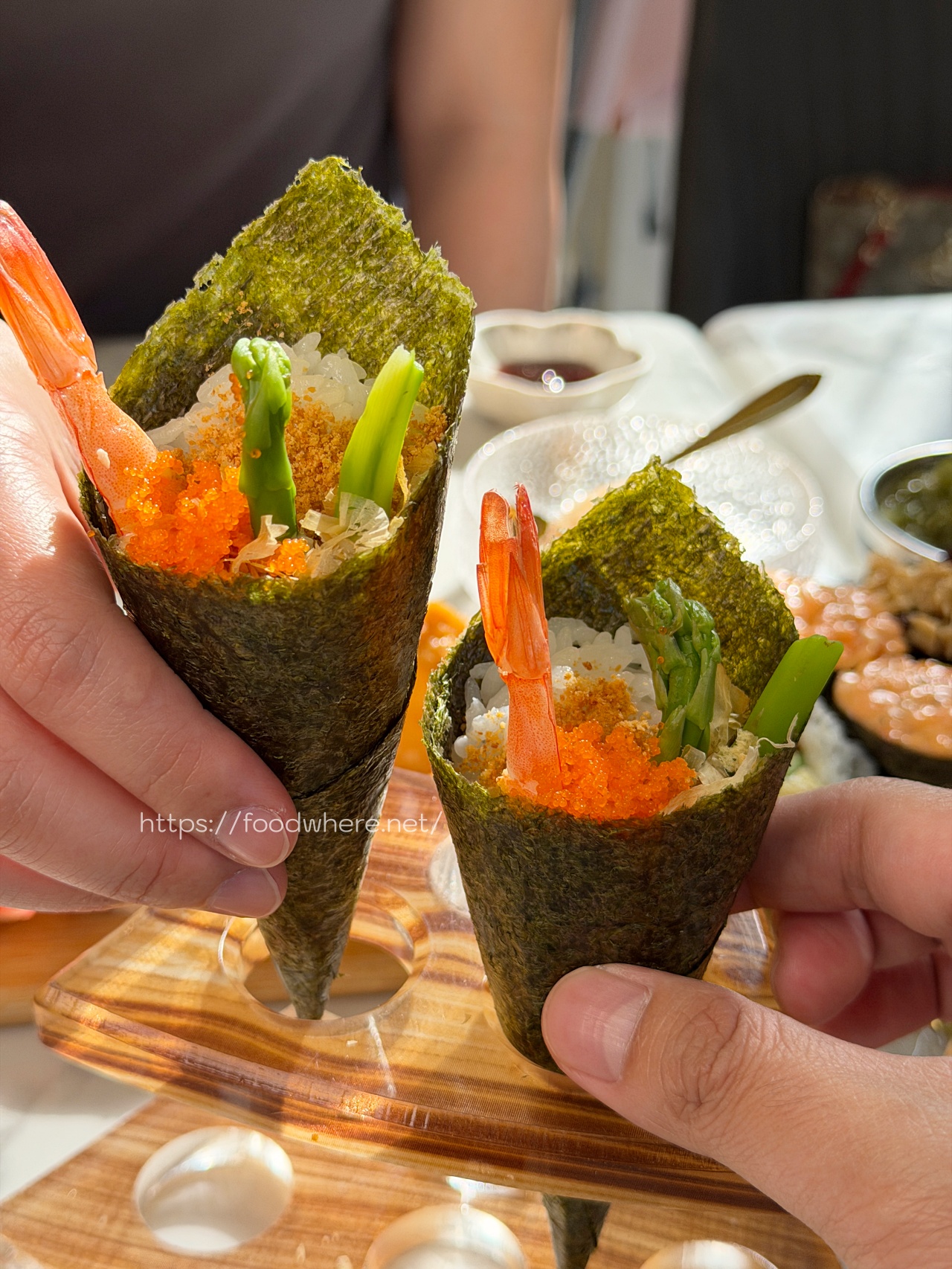 高雄前鎮壽司推薦《天狩壽司》比連鎖店更爽！34顆組合千元有找，厚切炙燒鮭魚買五送一 @高雄美食底對