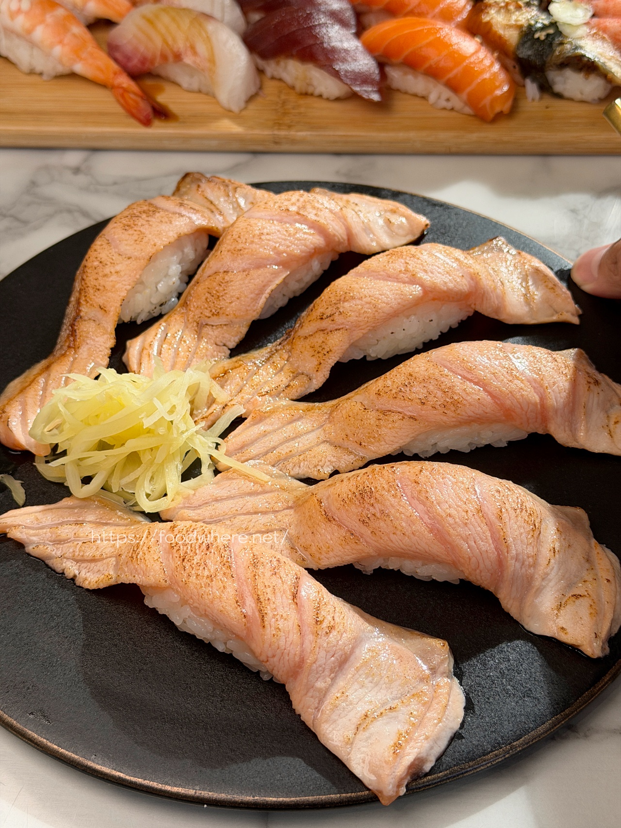 高雄前鎮壽司推薦《天狩壽司》比連鎖店更爽！34顆組合千元有找，厚切炙燒鮭魚買五送一 @高雄美食底對