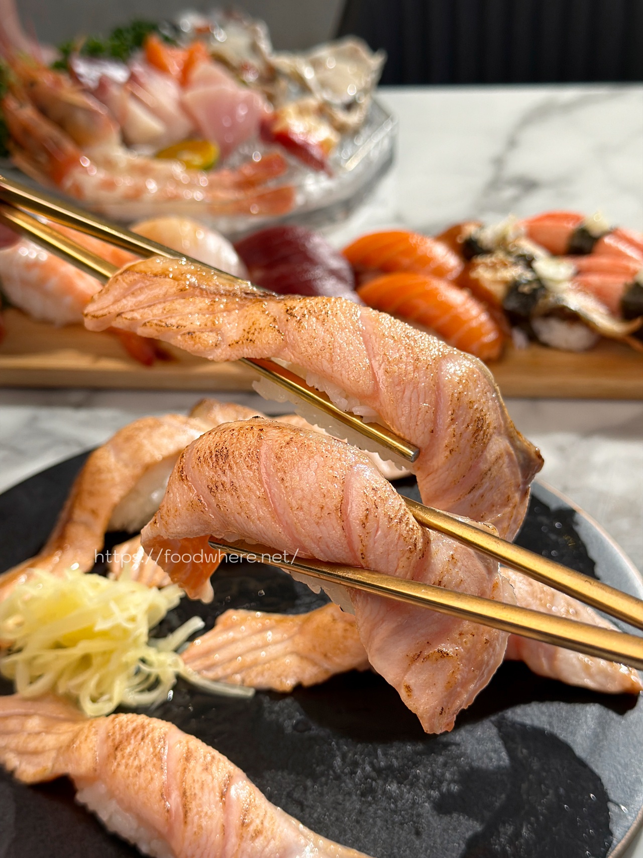 高雄前鎮壽司推薦《天狩壽司》比連鎖店更爽！34顆組合千元有找，厚切炙燒鮭魚買五送一 @高雄美食底對