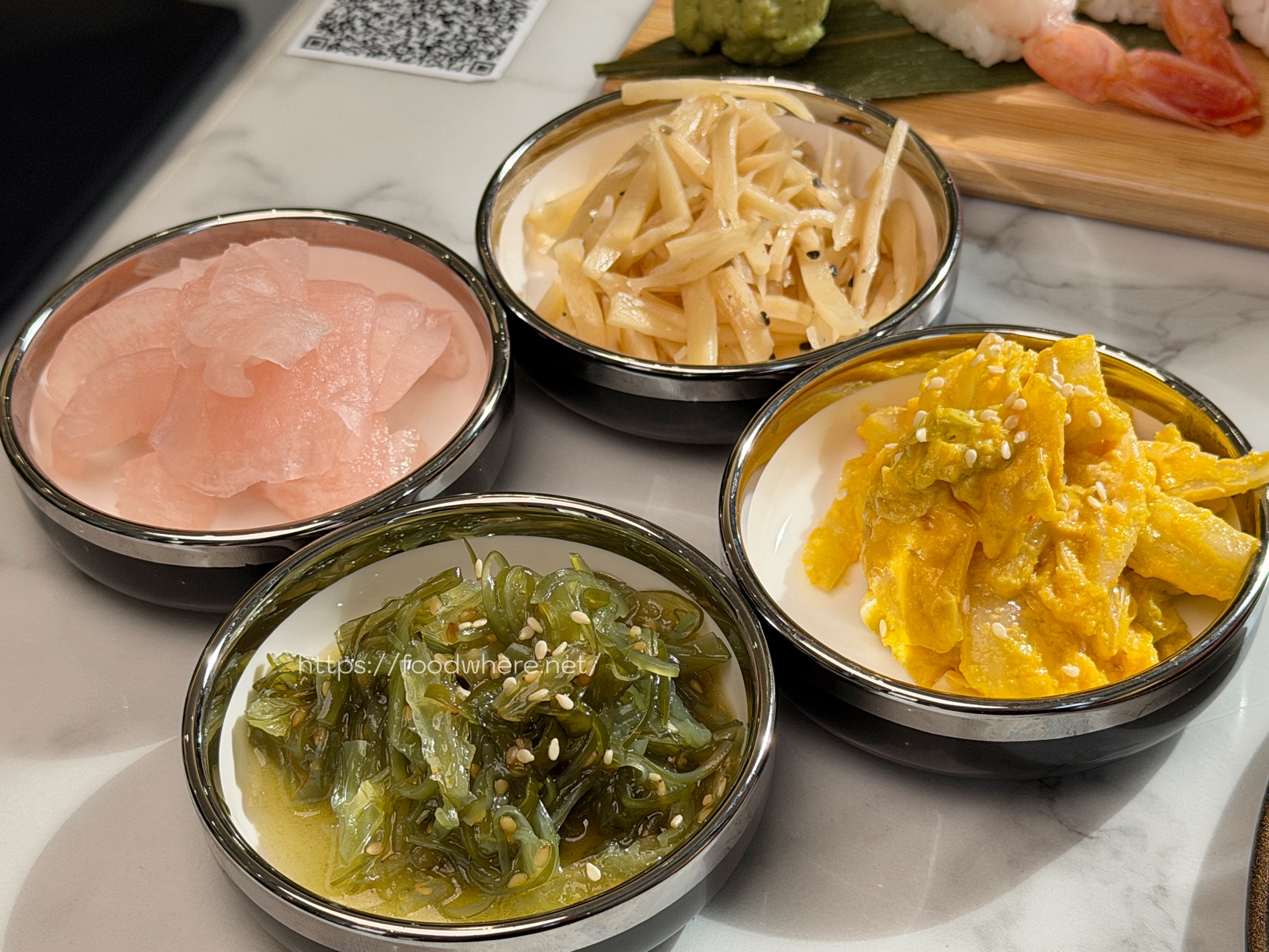 高雄前鎮壽司推薦《天狩壽司》比連鎖店更爽！34顆組合千元有找，厚切炙燒鮭魚買五送一 @高雄美食底對